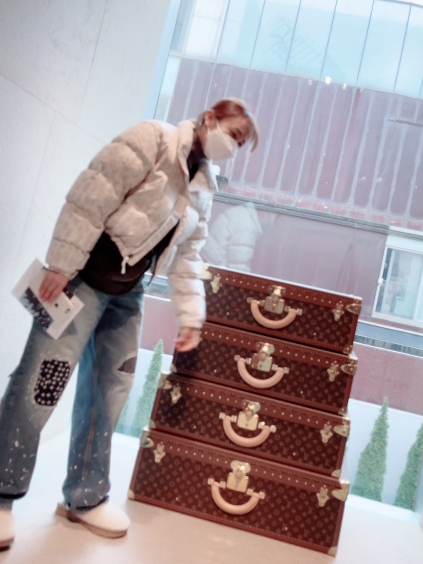 (W) The North Face Print Nuptse Short Jacket Silver Grey Leopard Print, Zara x Ader Error Patchwork Jeans Blue 착용 스타일 - 1