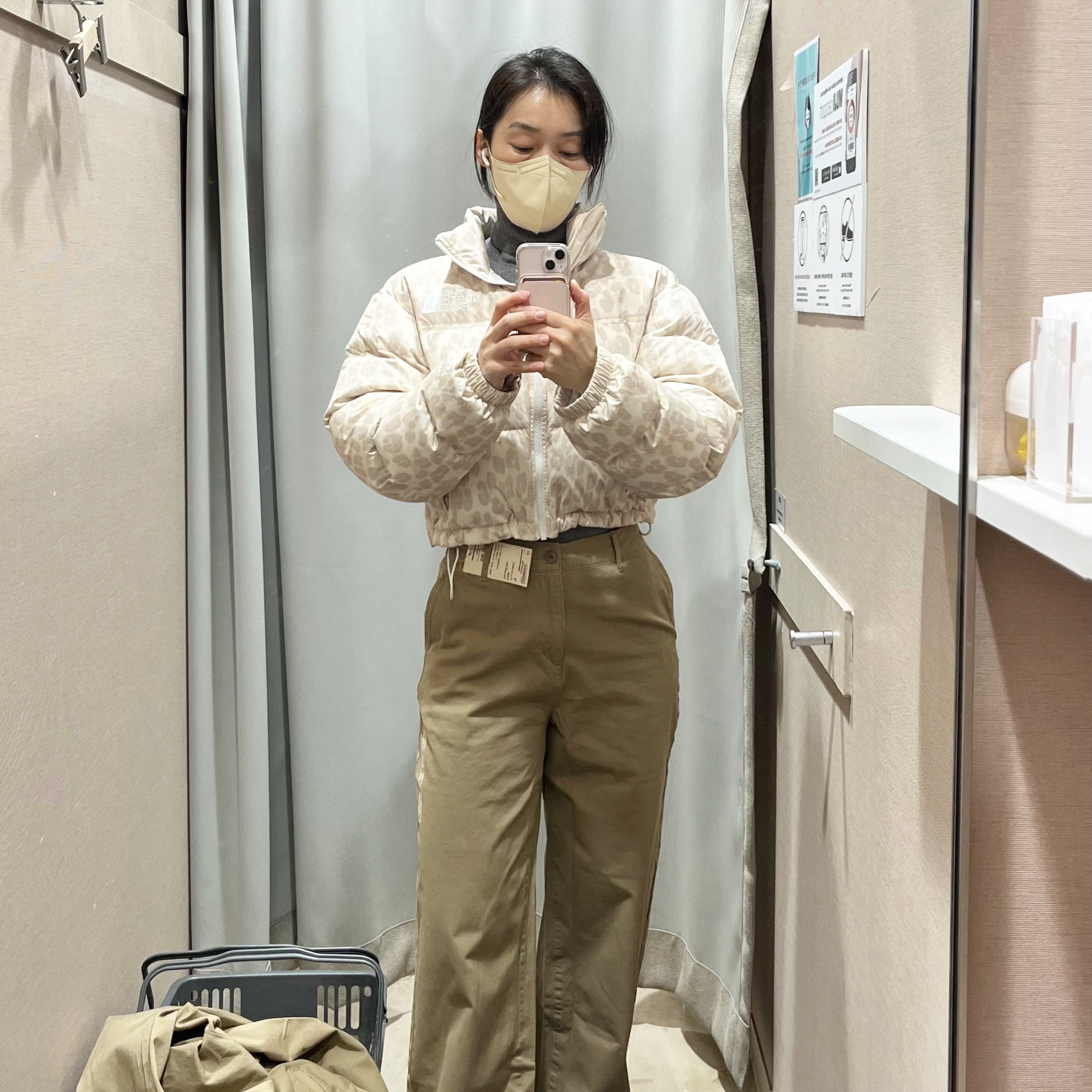 (W) The North Face Print Nuptse Short Jacket Silver Grey Leopard Print 착용 스타일 - 1