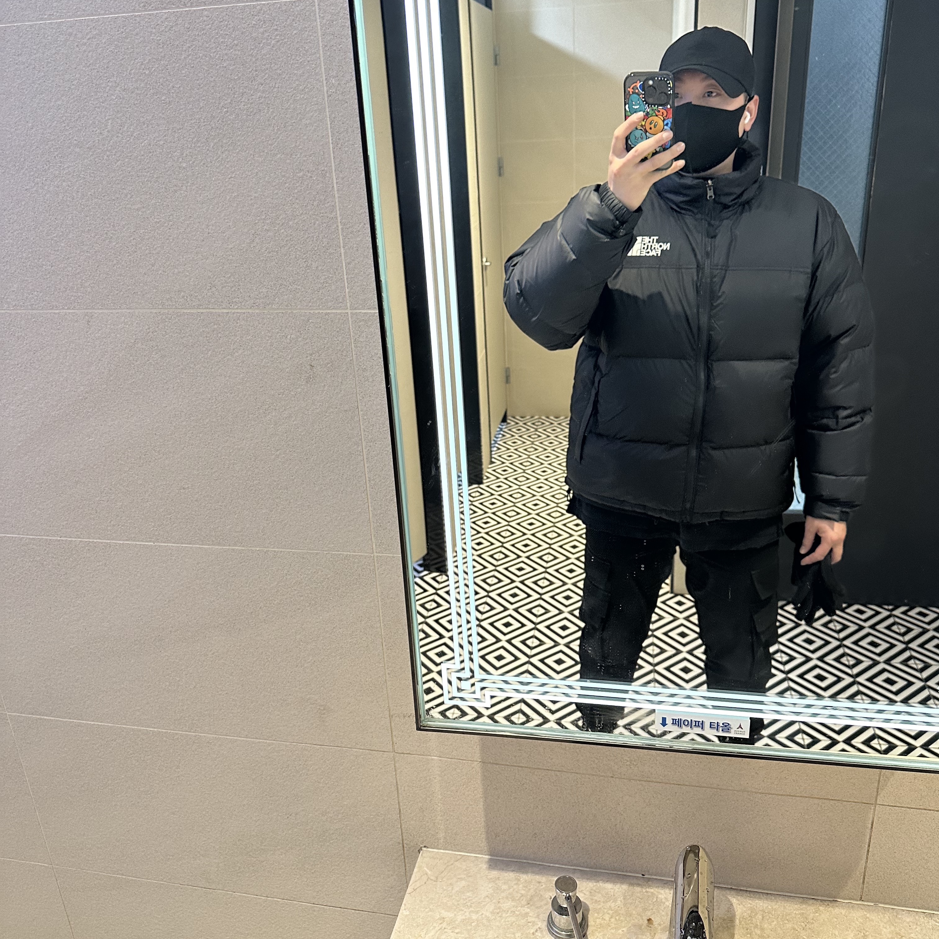 The North Face 1996 Retro Nuptse Down Jacket TNF Black 착용 스타일