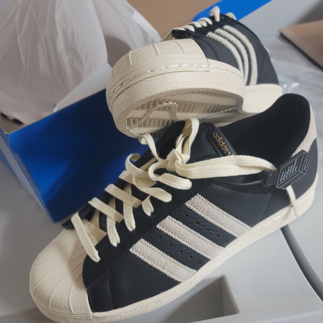 Adidas Superstar 82 Black White 착용 스타일