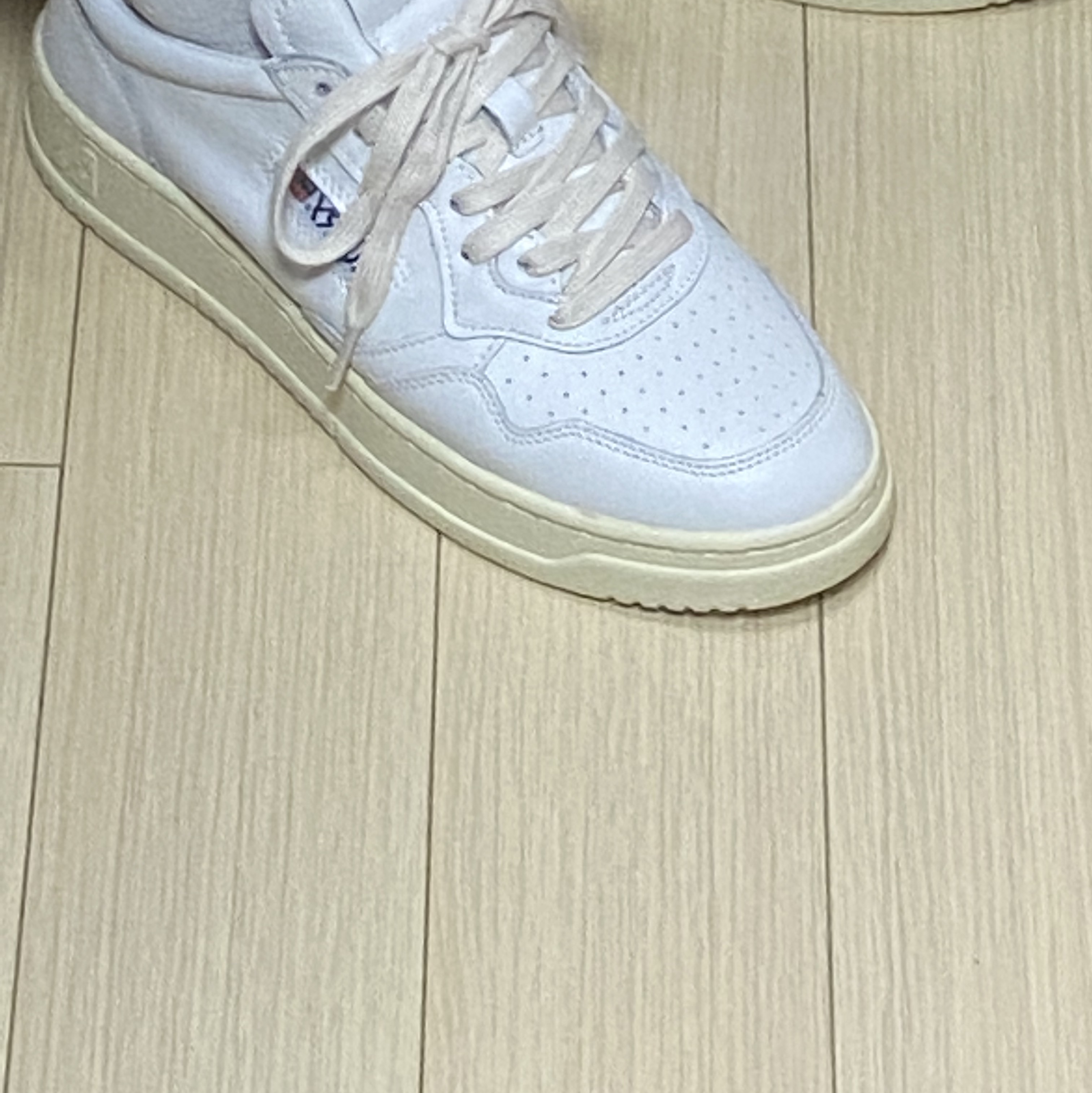 Autry Medalist Low Leather Sneakers White 착용 스타일 - 2