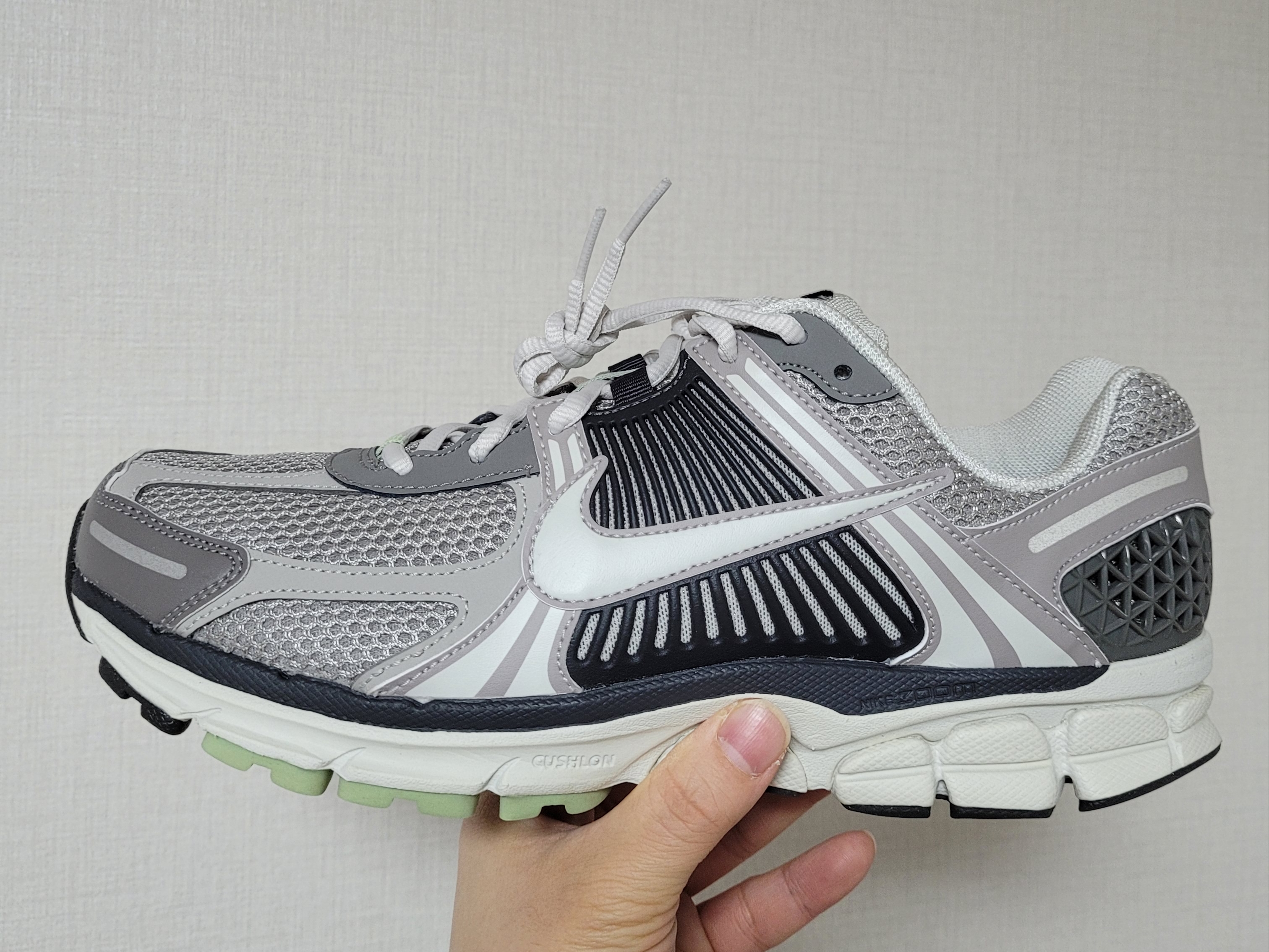 (W) Nike Zoom Vomero 5 Cobblestone and Flat Pewter 착용 스타일