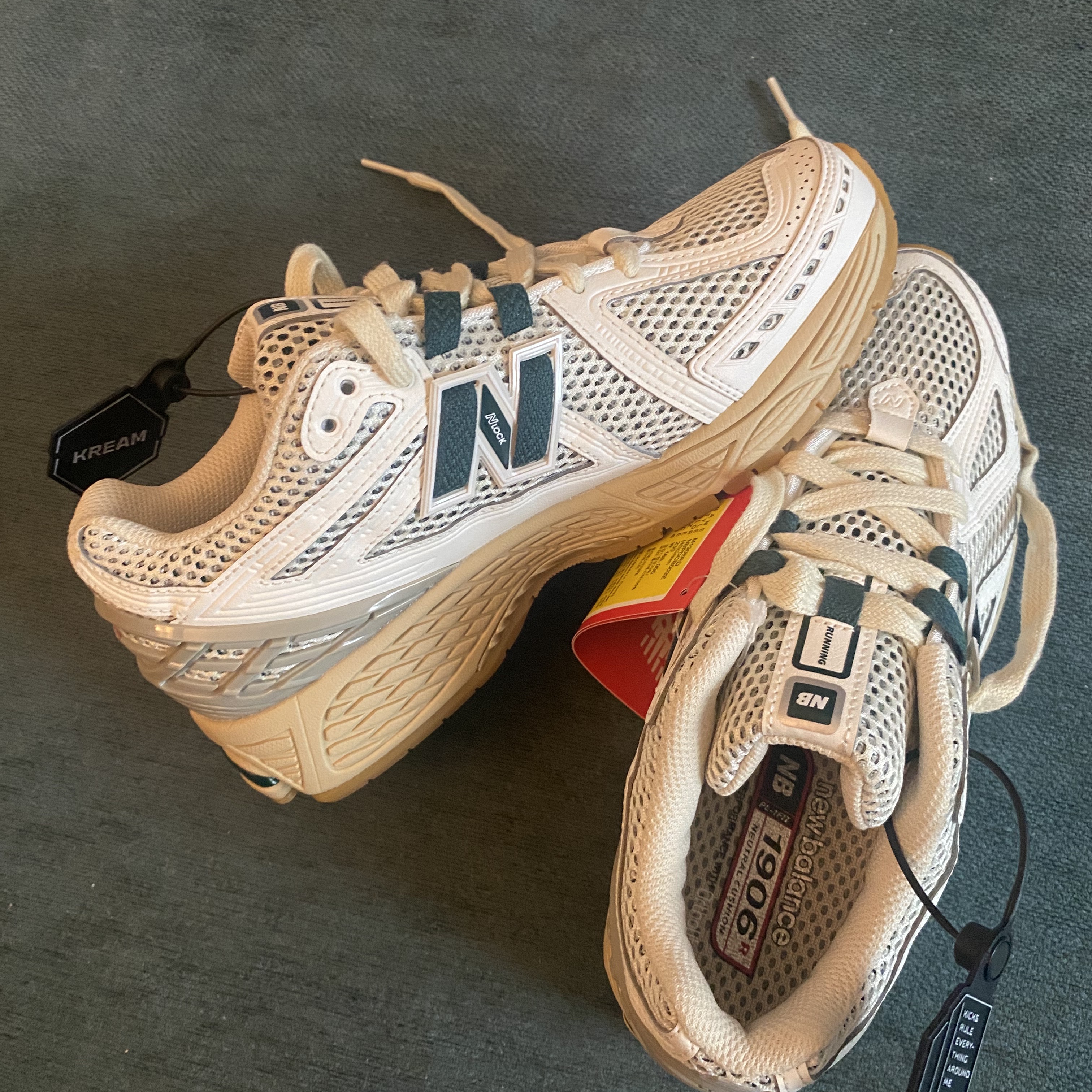 New Balance 1906R Silver Green 착용 스타일 - 1