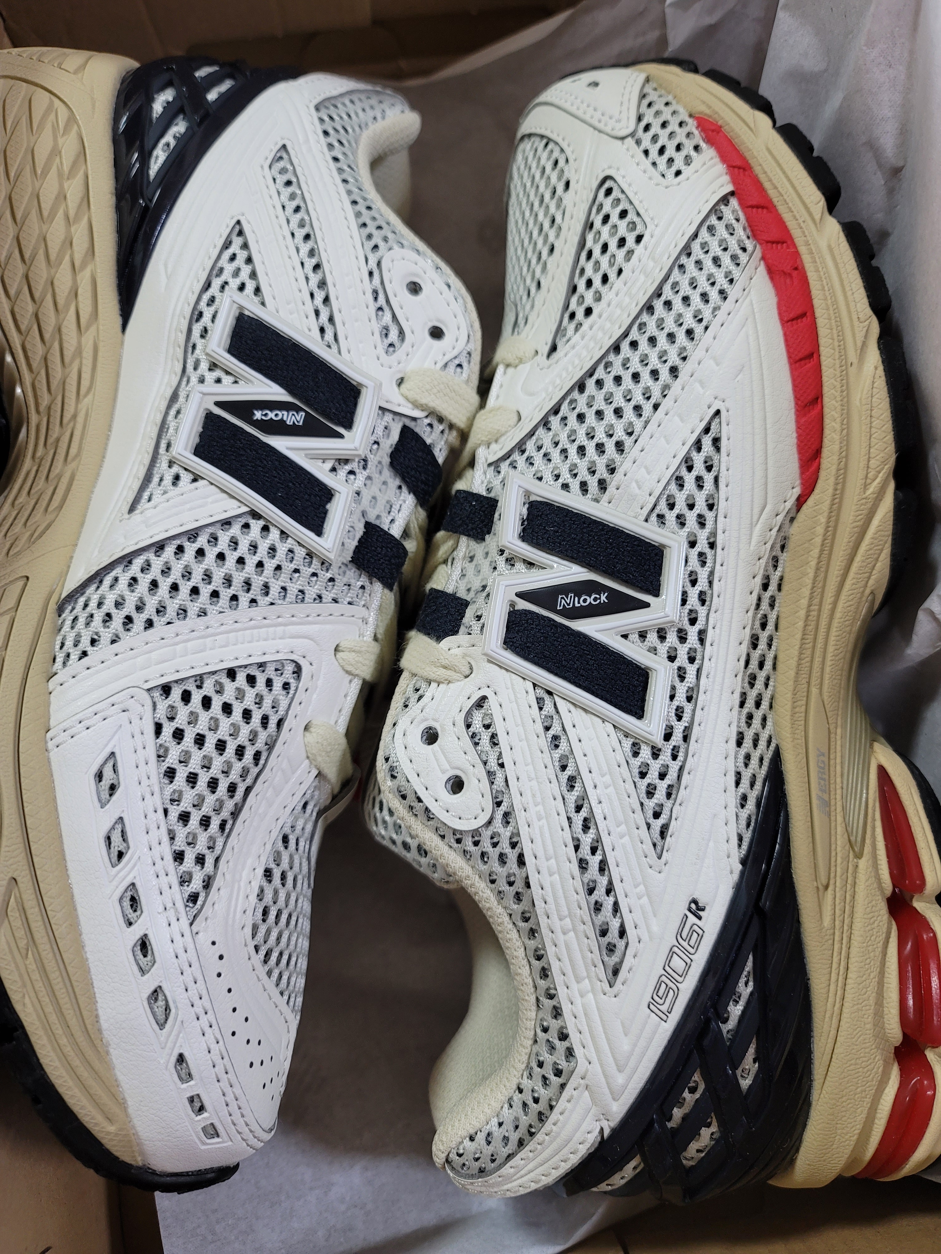 New Balance 1906R Black Red 착용 스타일