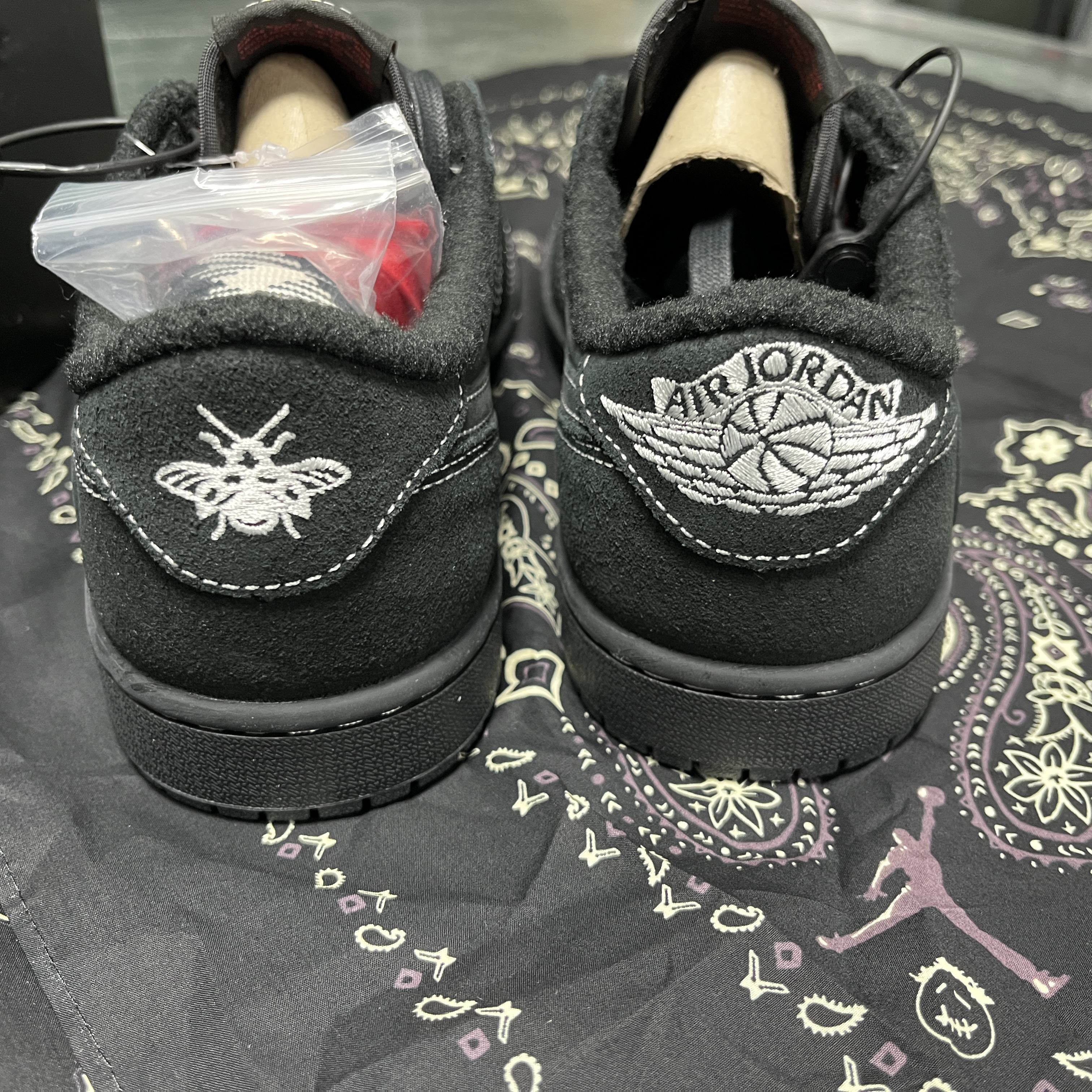 Jordan 1 x Travis Scott Retro Low OG SP Black Phantom 착용 스타일 - 2
