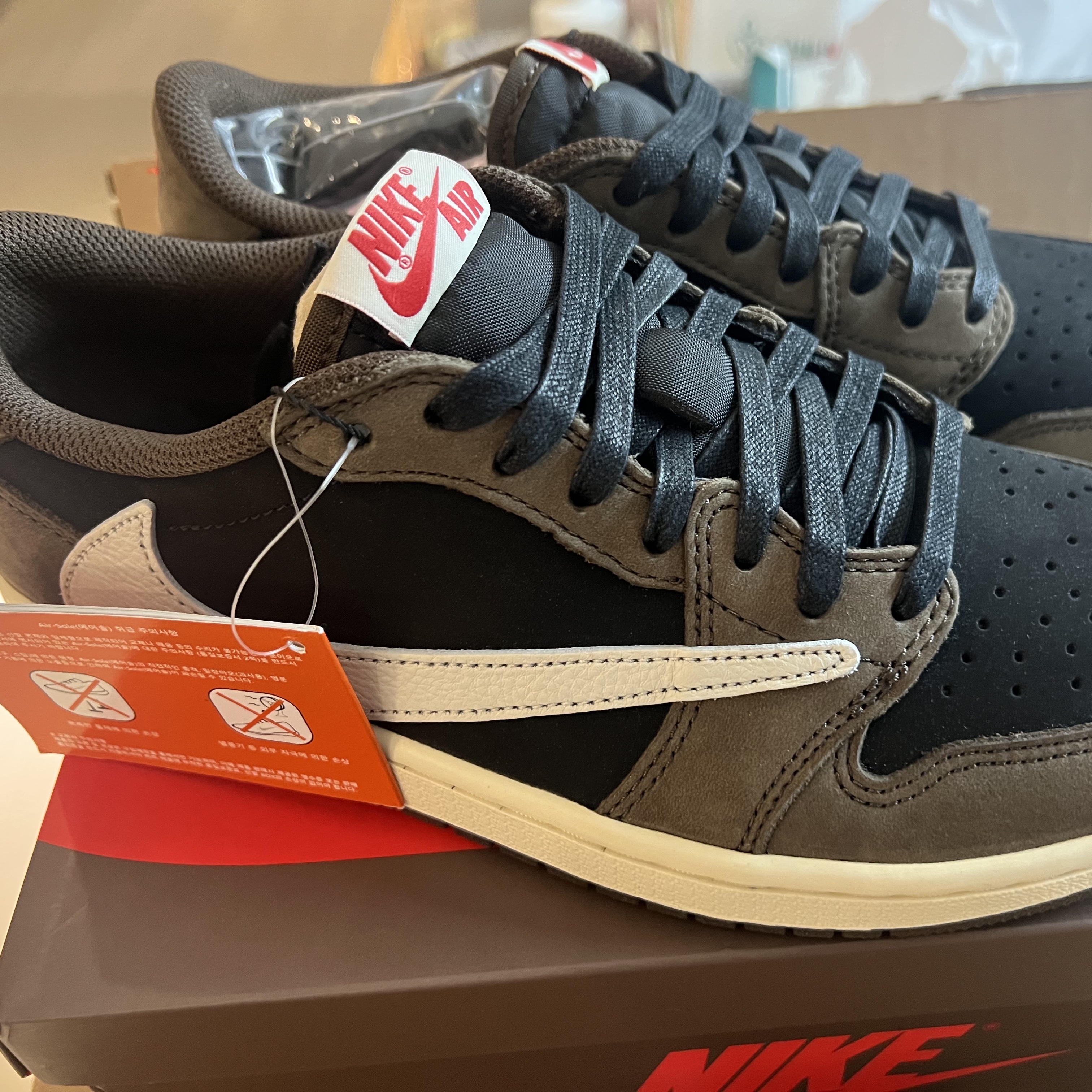 Jordan 1 x Travis Scott Retro Low OG SP Mocha 착용 스타일 - 3