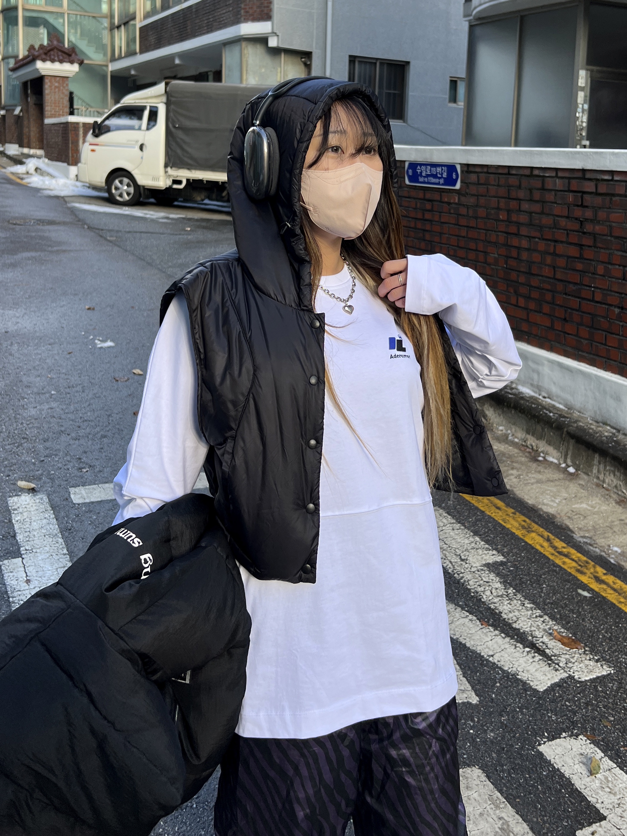 (W) UGG Disquette Slipper Chestnut, Apple AirPods Max Lightning Space Gray (Korean Ver.) 착용 스타일 - 3