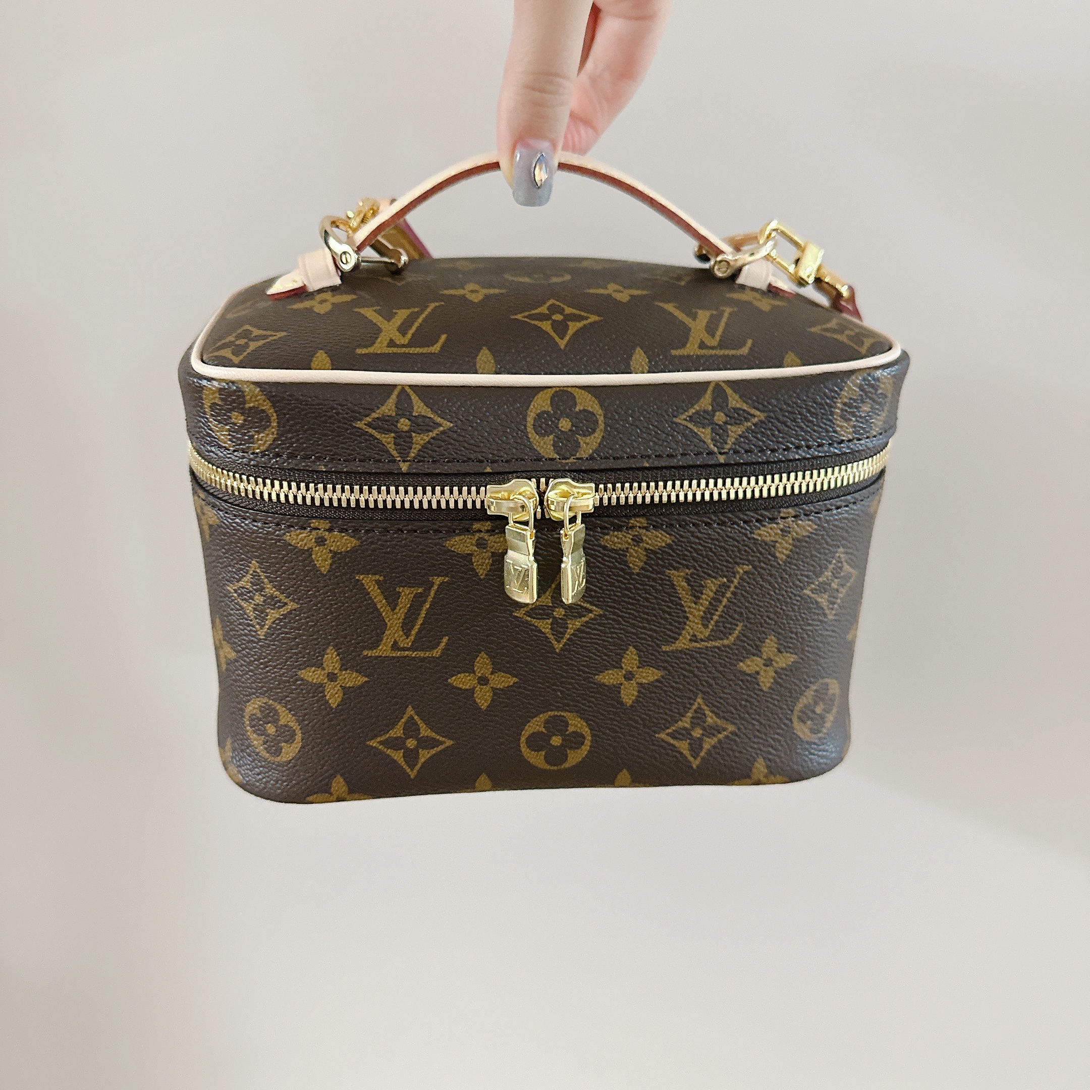 Louis Vuitton Nice Mini Toiletry Pouch Monogram 착용 스타일