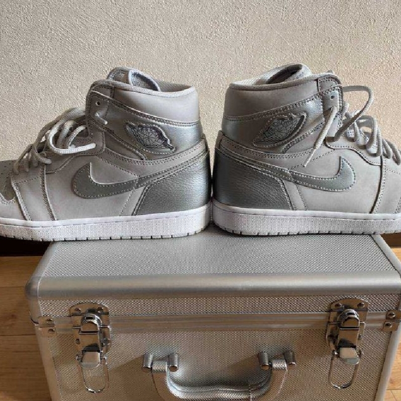 Jordan 1 Retro High OG CO.JP Neutral Grey (Suitcase Special Box) 착용 스타일 - 1