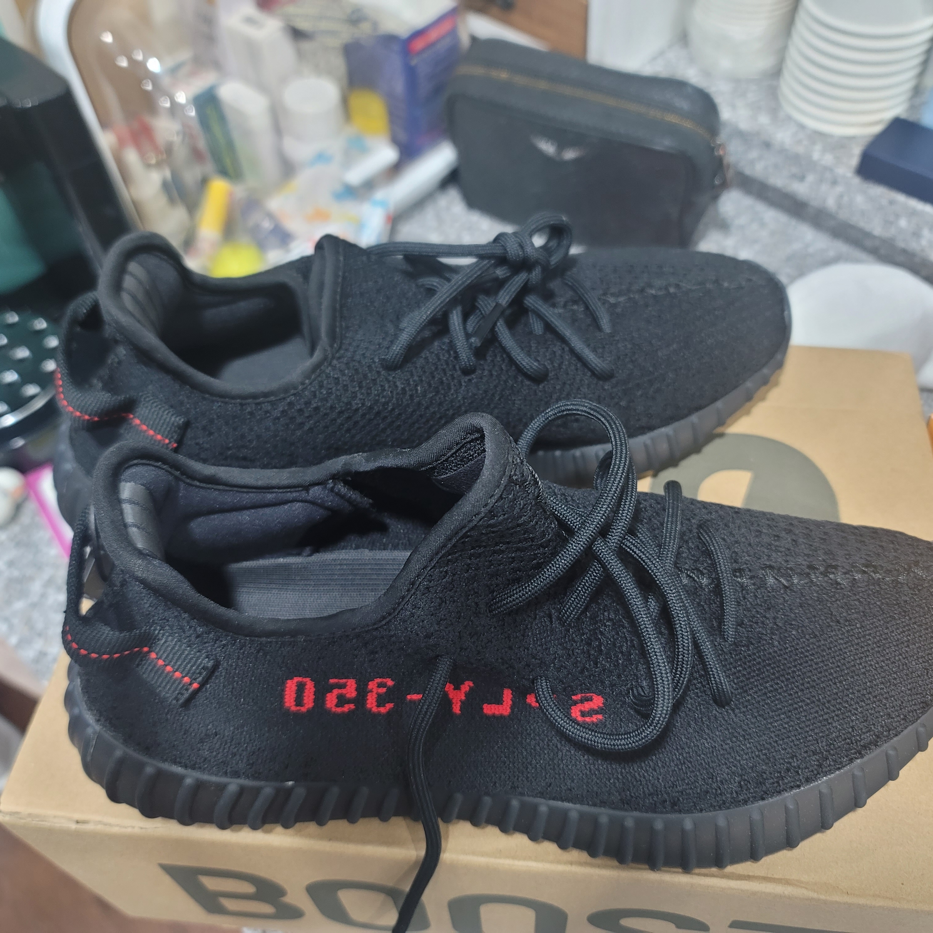 Adidas Yeezy Boost 350 V2 Black Red 2020 착용 스타일
