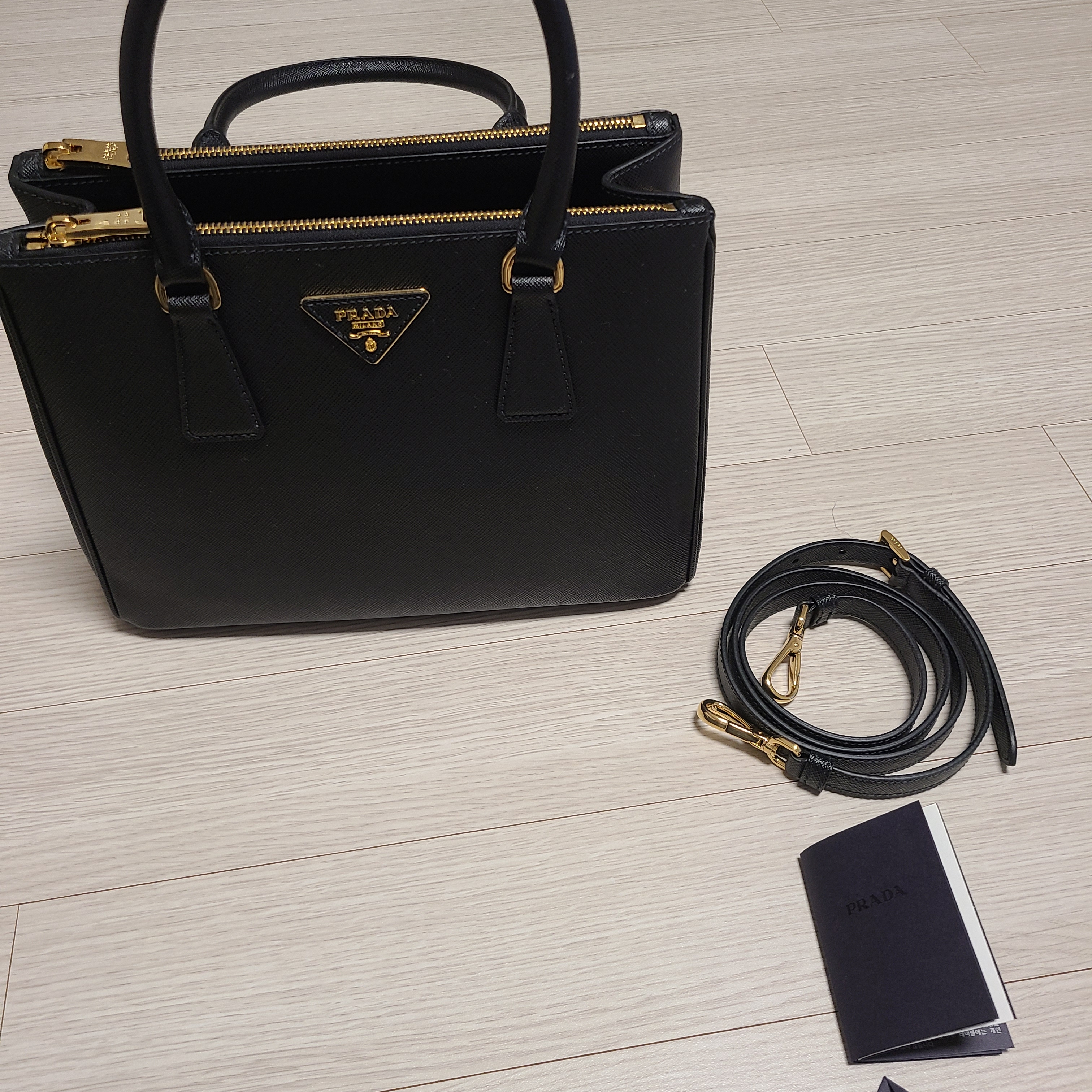 Prada Galleria Saffiano Leather Medium Bag Black 착용 스타일