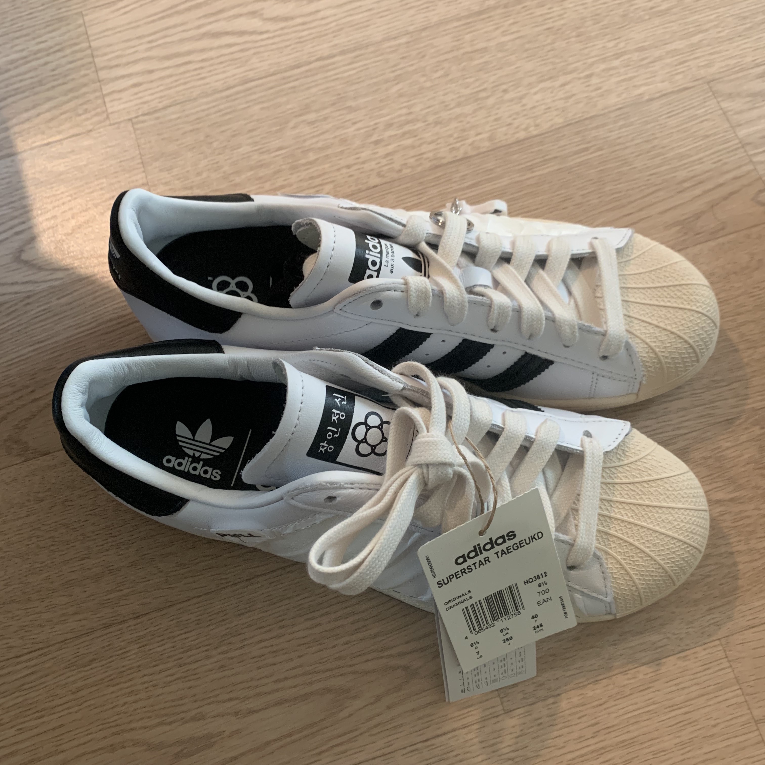 Adidas x Taegeukdang Superstar White Black 착용 스타일