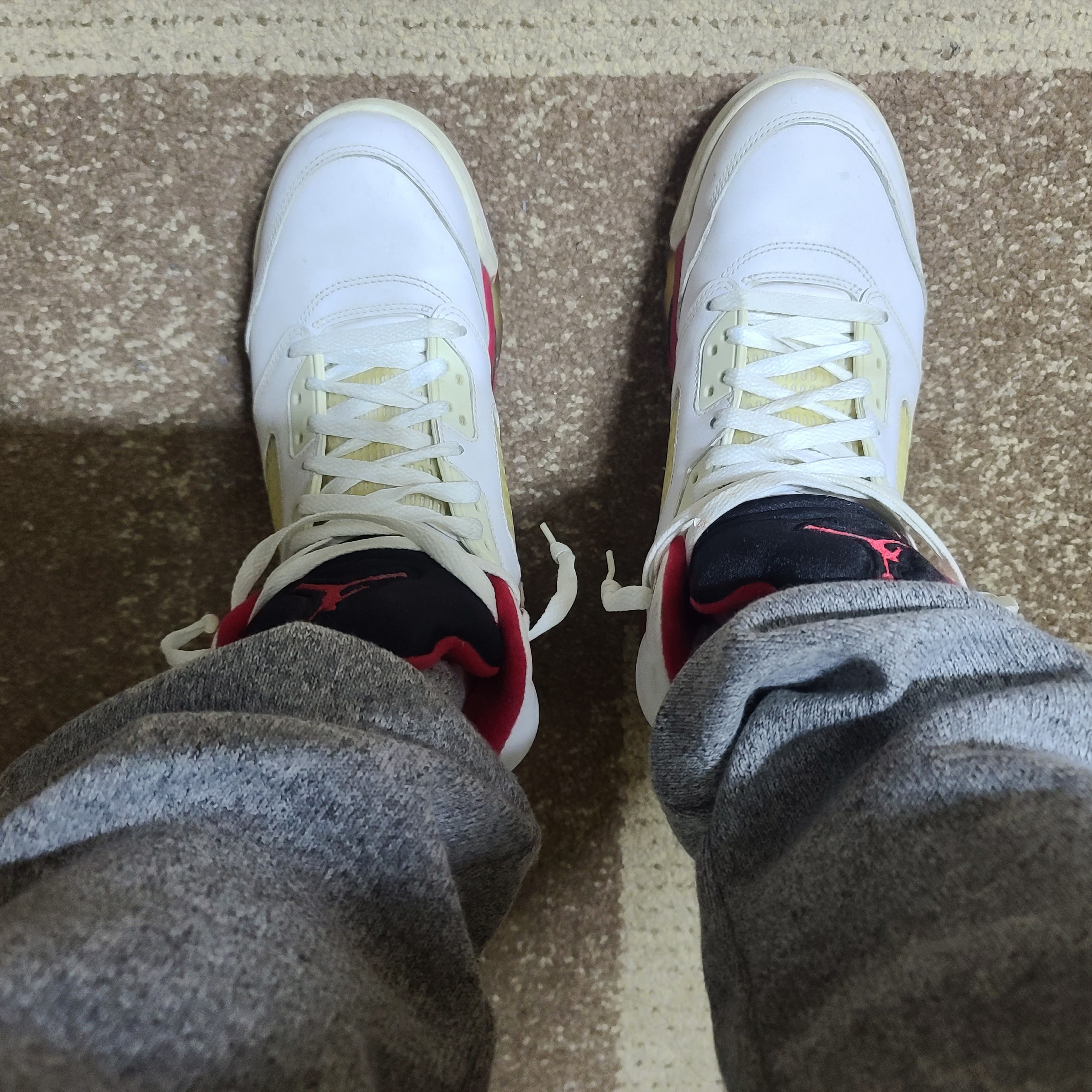 Jordan 5 Retro Fire Red Black Tongue 2013, Jordan 5 Retro Fire Red Silver Tongue 2020 착용 스타일 - 1