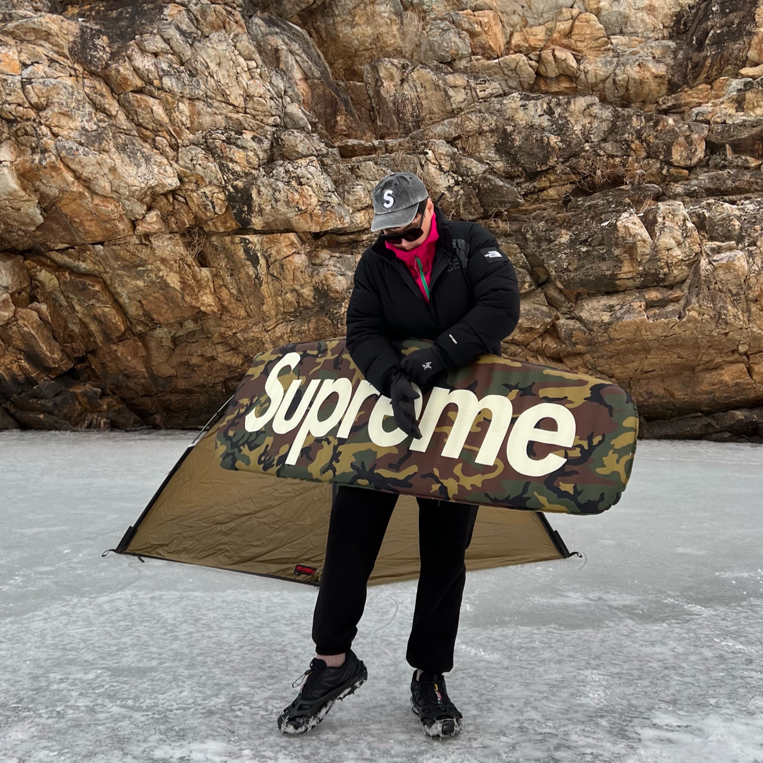 Supreme x Sea to Summit Self Inflating Sleeping Mat Woodland Camo - 21SS, Salomon XT-6 ADV Black 착용 스타일 - 1