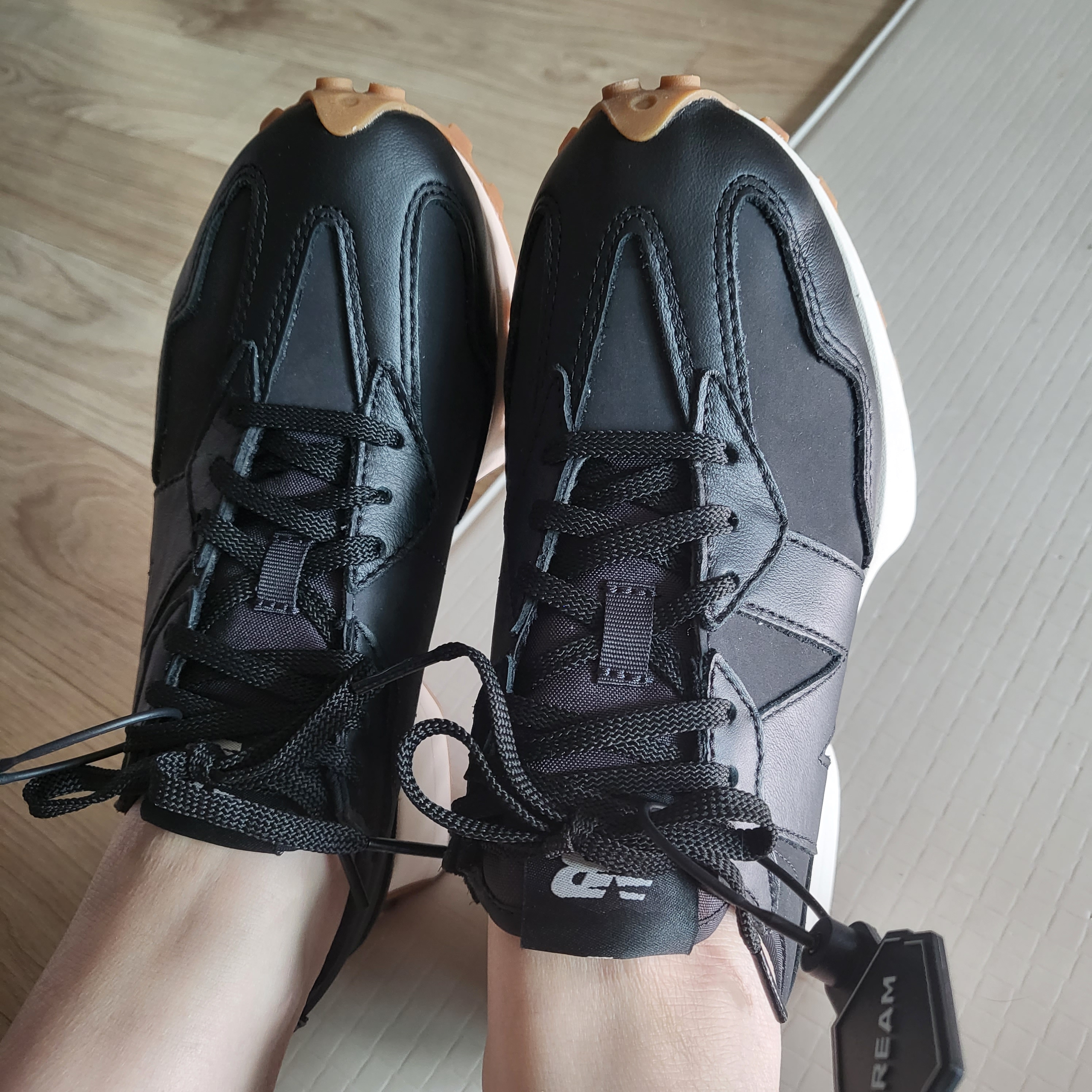 (W) New Balance 327 Black Phantom 착용 스타일 - 2