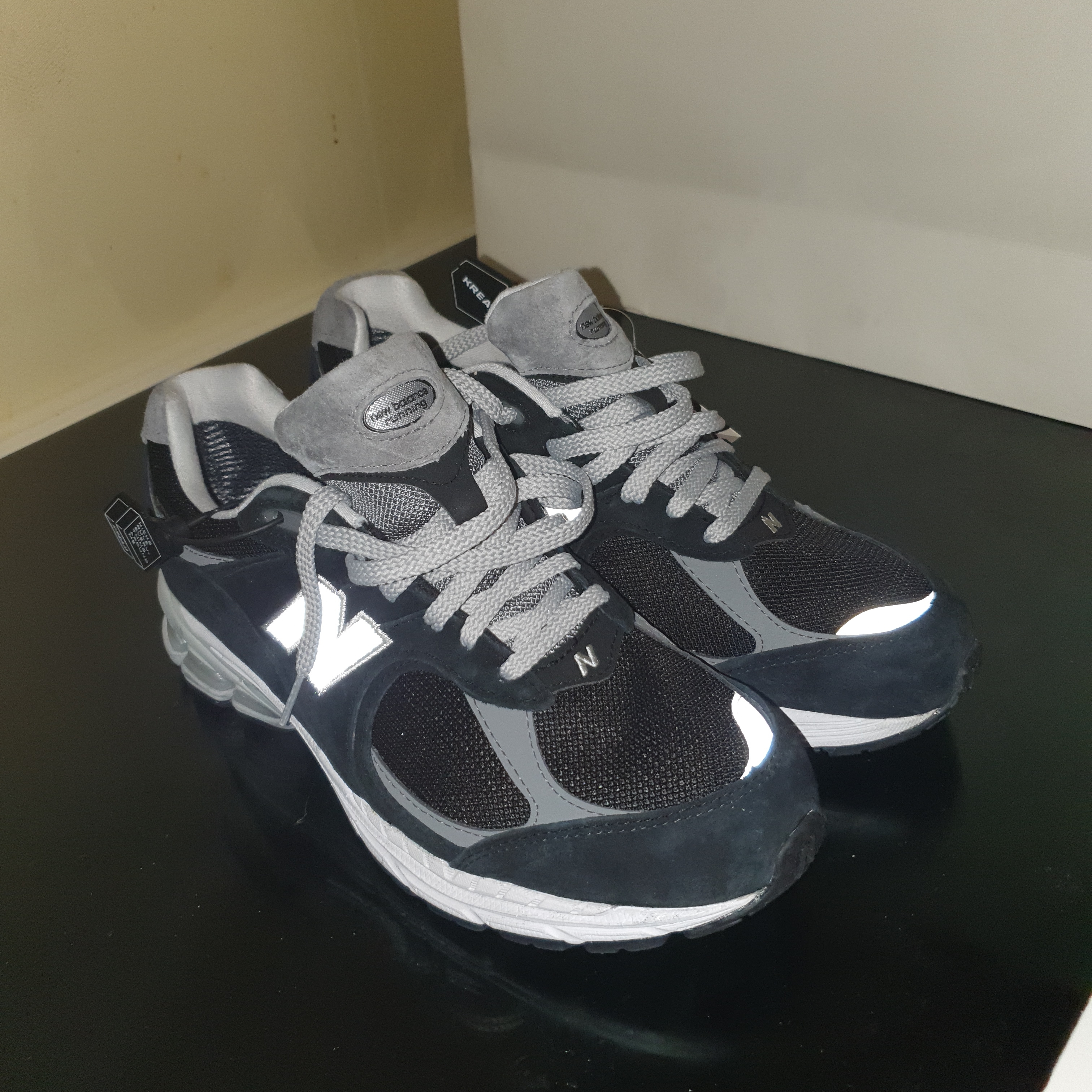 New Balance 2002R Gore-Tex Black Silver Metalic 착용 스타일