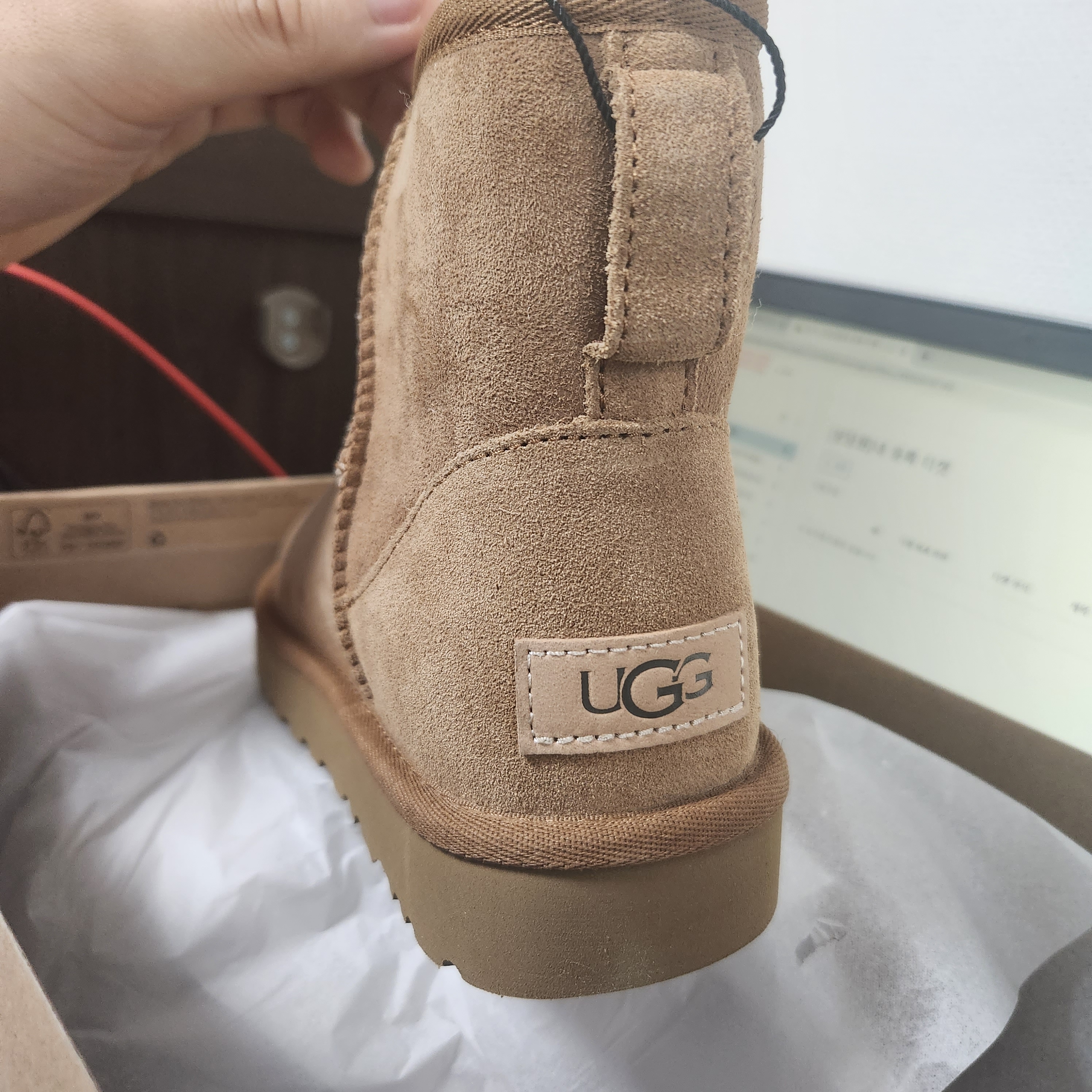 (W) UGG Classic Mini II Boots Chestnut 착용 스타일 - 2