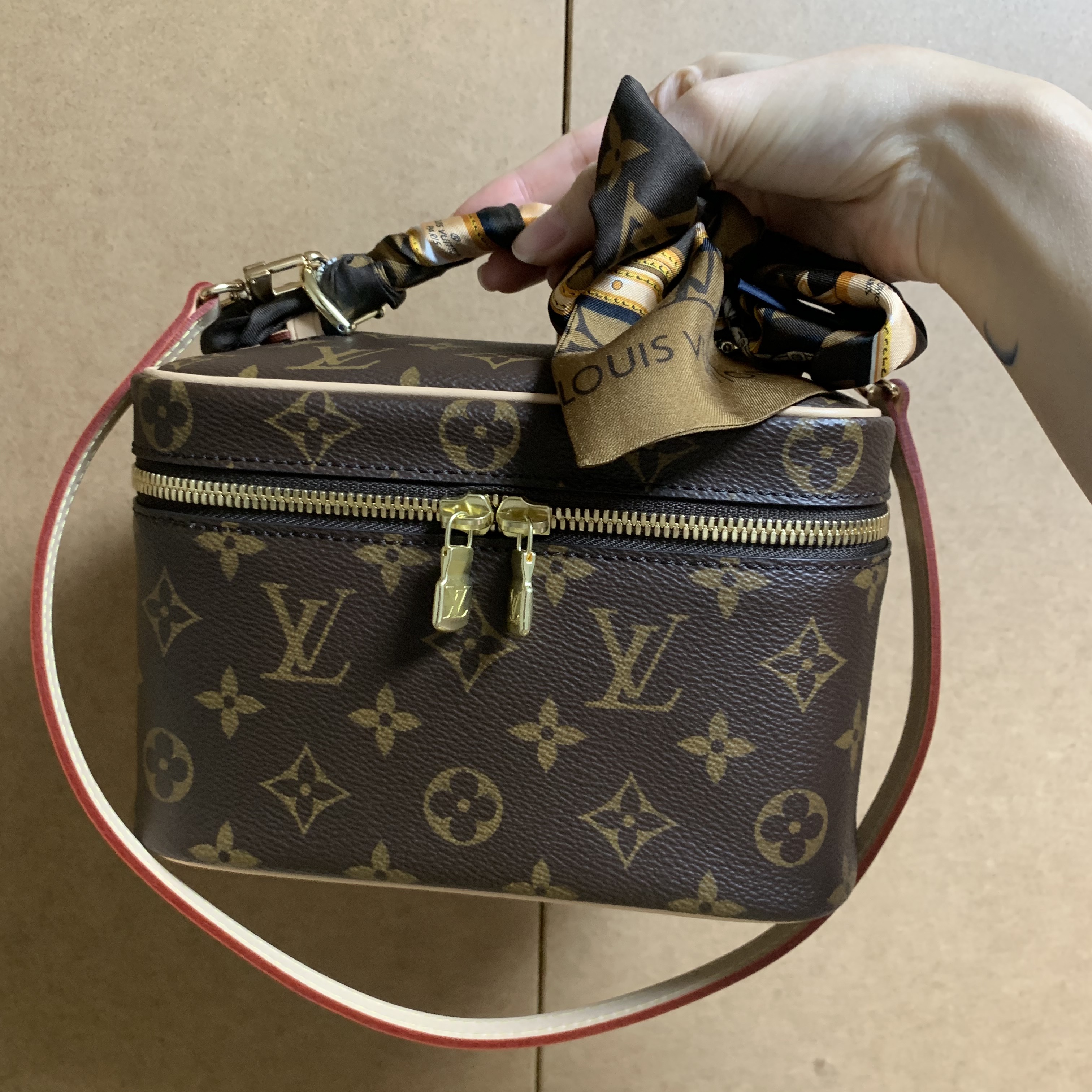 Louis Vuitton Nice Mini Toiletry Pouch Monogram 착용 스타일 - 2
