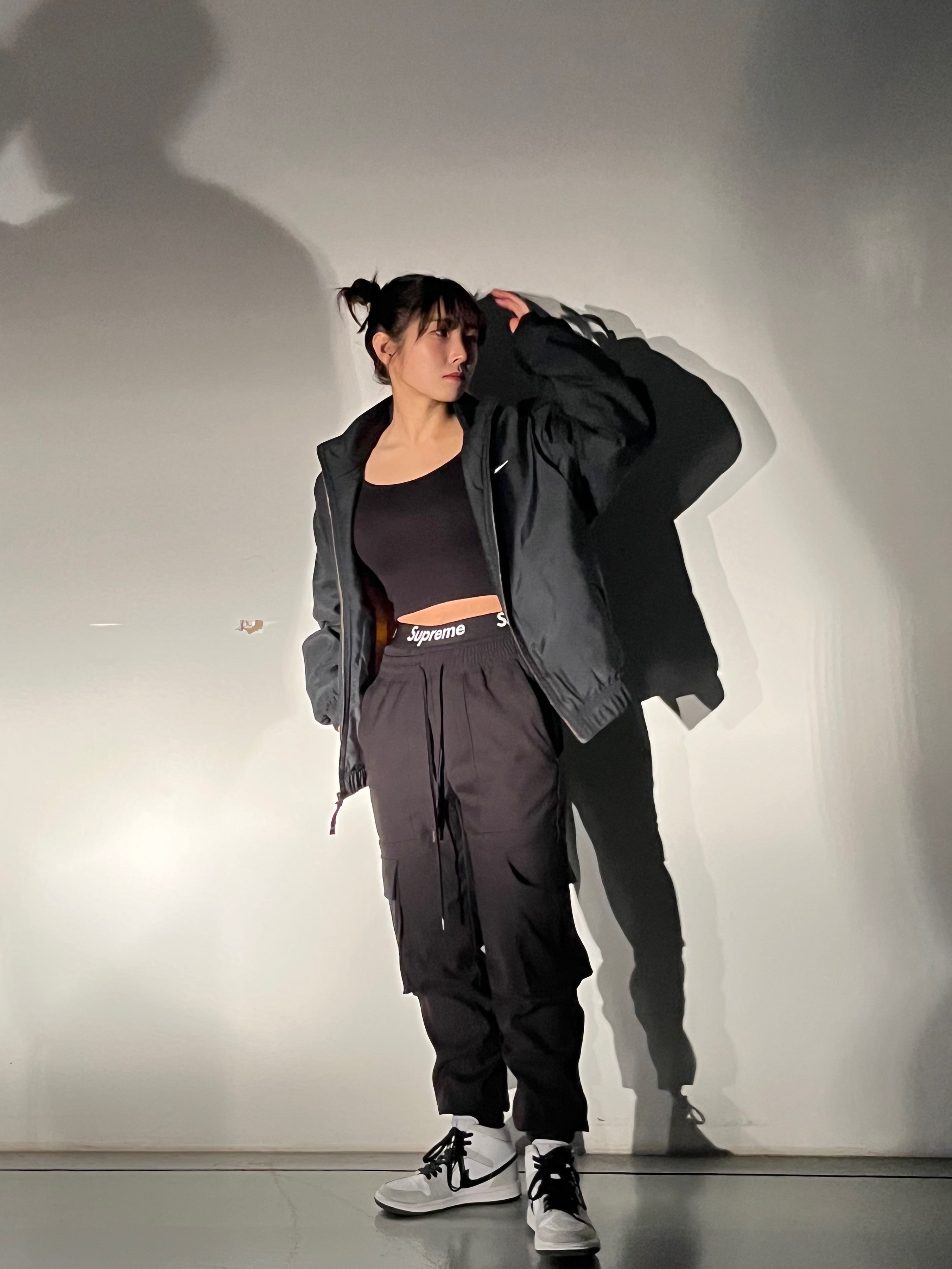 (W) Jordan 1 Mid Grey Fog, Nike NRG Solo Swoosh Satin Bomber Jacket Black - US/EU 착용 스타일 - 2