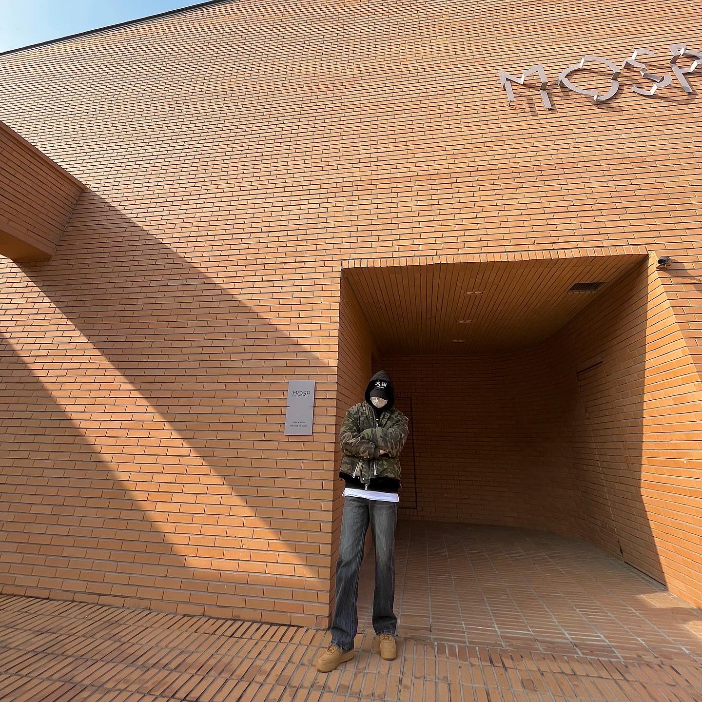 Darkr8m Studio x All Eyes Down Daejeon White Logo Cap, Nike Air Force 1 '07 WB Flax 착용 스타일 - 1