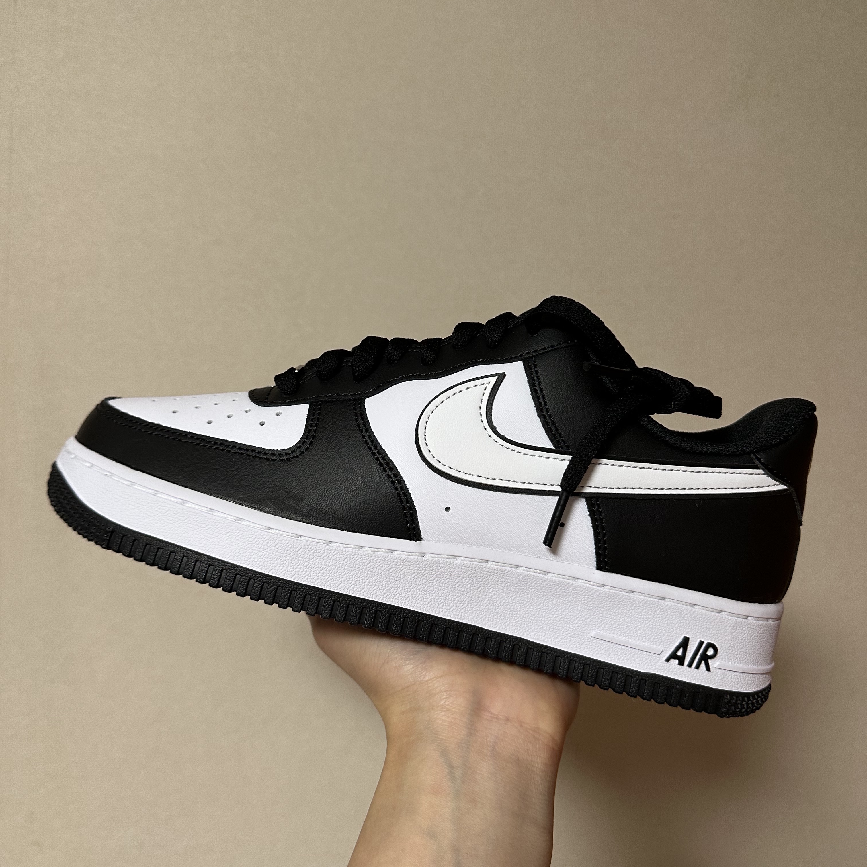 Nike Air Force 1 '07 Black White 착용 스타일 - 1