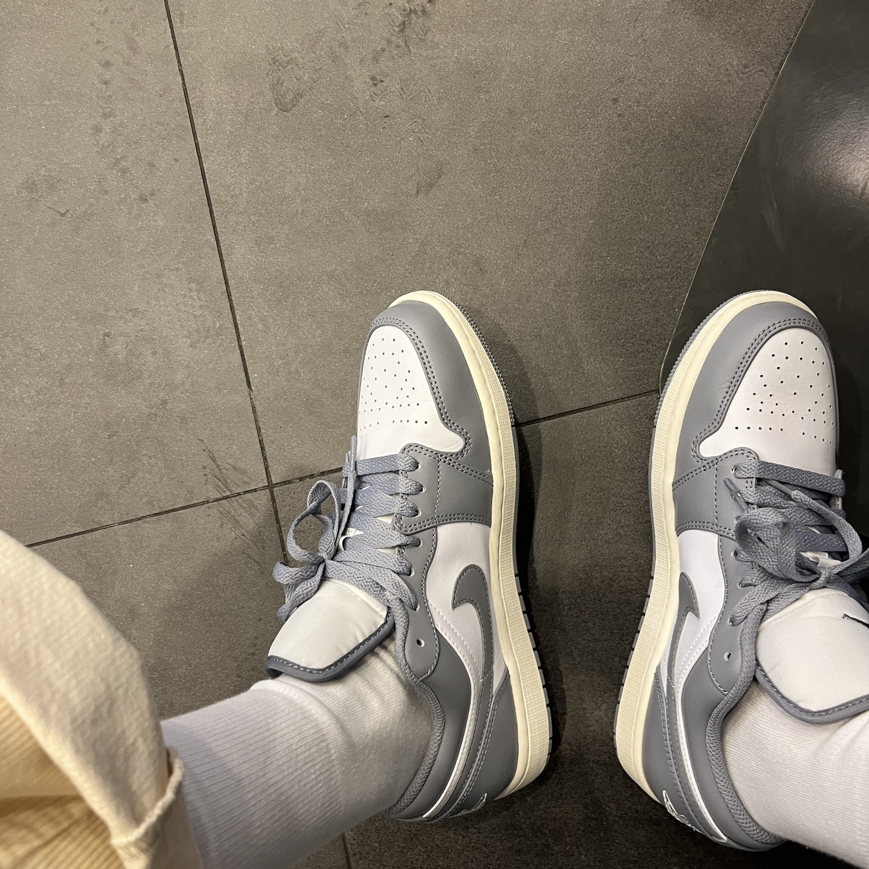 Jordan 1 Low Stealth and White 착용 스타일