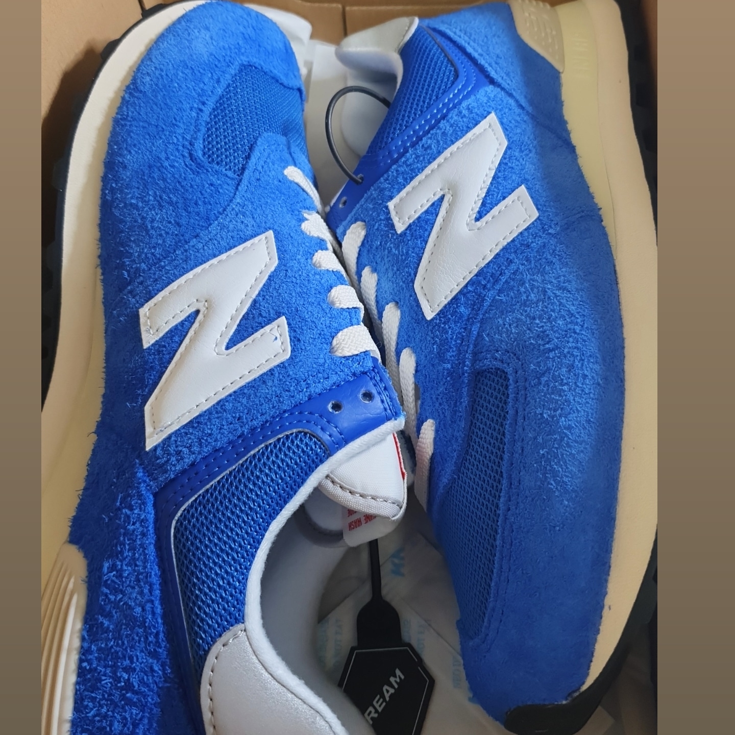 New Balance 574 Heritage Blue White 착용 스타일