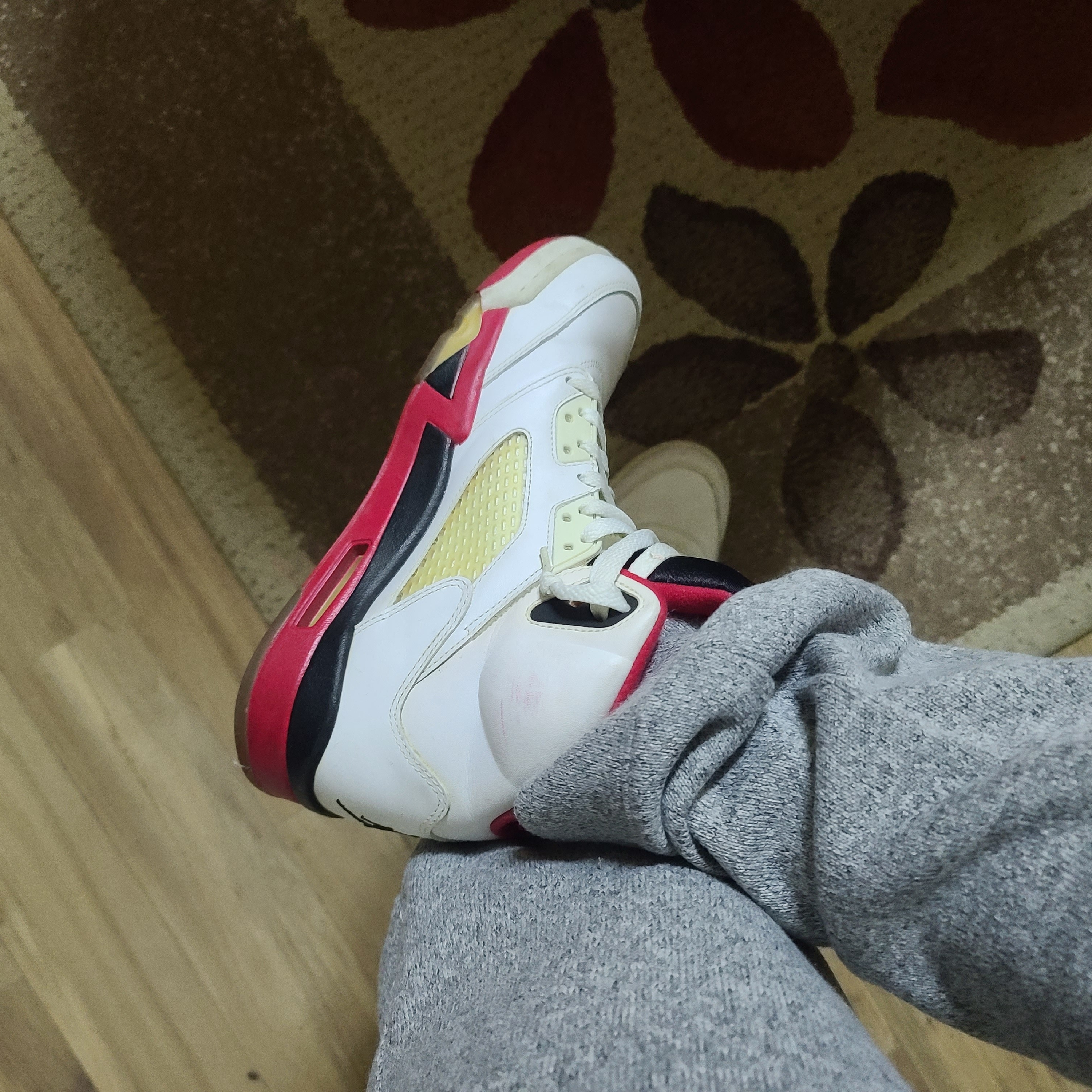 Jordan 5 Retro Fire Red Black Tongue 2013, Jordan 5 Retro Fire Red Silver Tongue 2020 착용 스타일 - 2