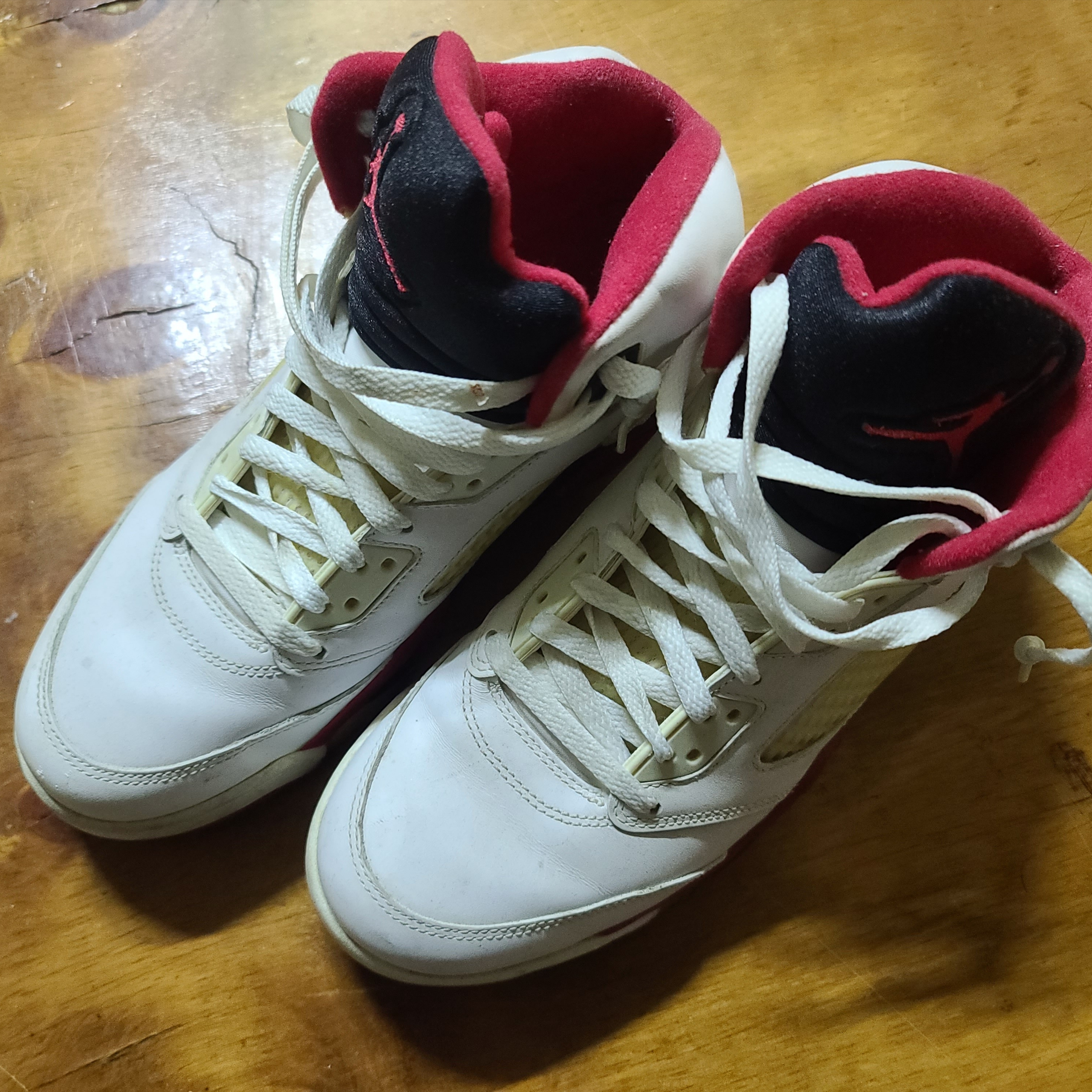 Jordan 5 Retro Fire Red Black Tongue 2013, Jordan 5 Retro Fire Red Silver Tongue 2020 착용 스타일 - 3