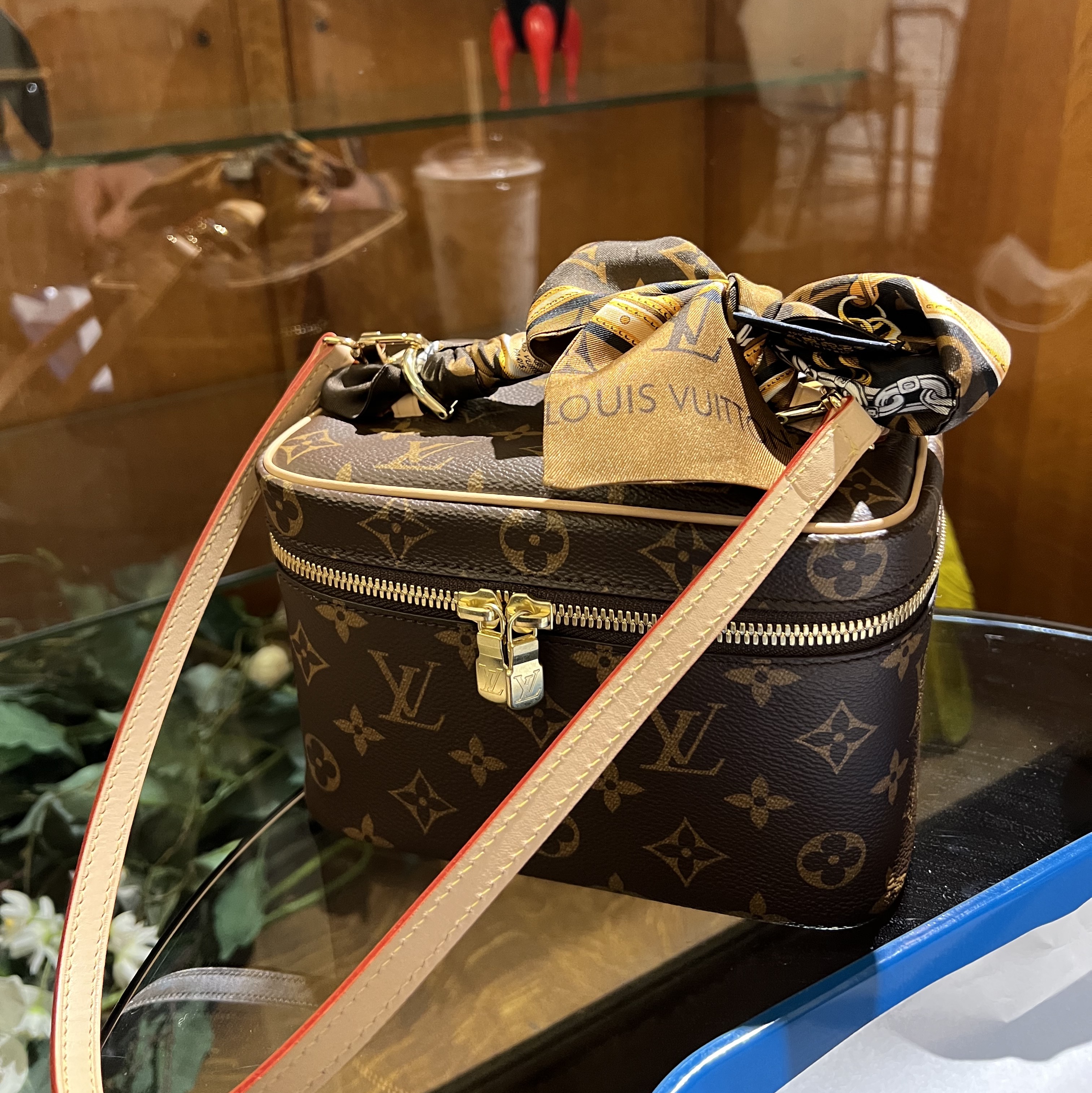 Louis Vuitton Nice Mini Toiletry Pouch Monogram 착용 스타일 - 1
