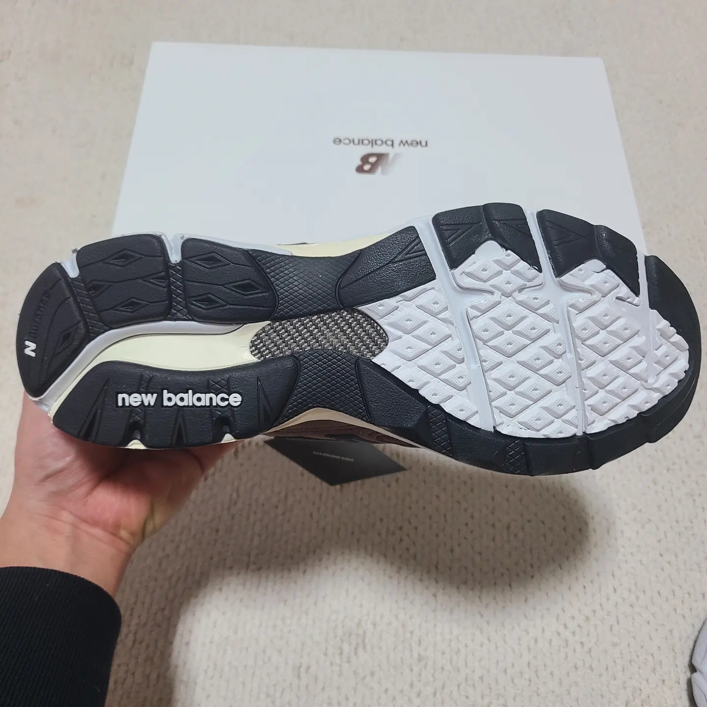 New Balance x JJJJound 990v3 Made in USA Montreal Brown 착용 스타일 - 5