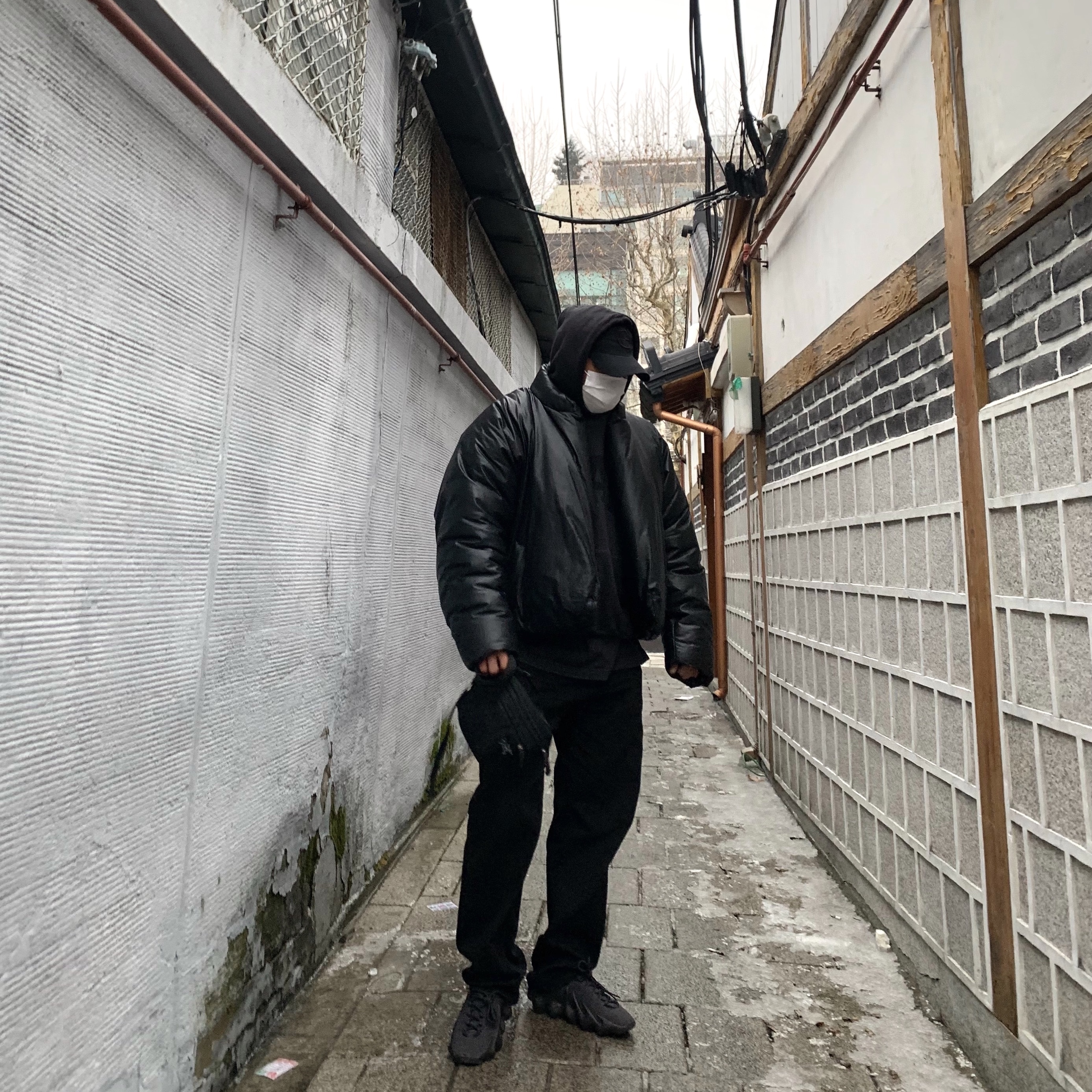 Yeezy Gap Round Jacket Black, Yeezy Gap Engineered By Balenciaga Dove Hoodie Washed Black 착용 스타일 - 2