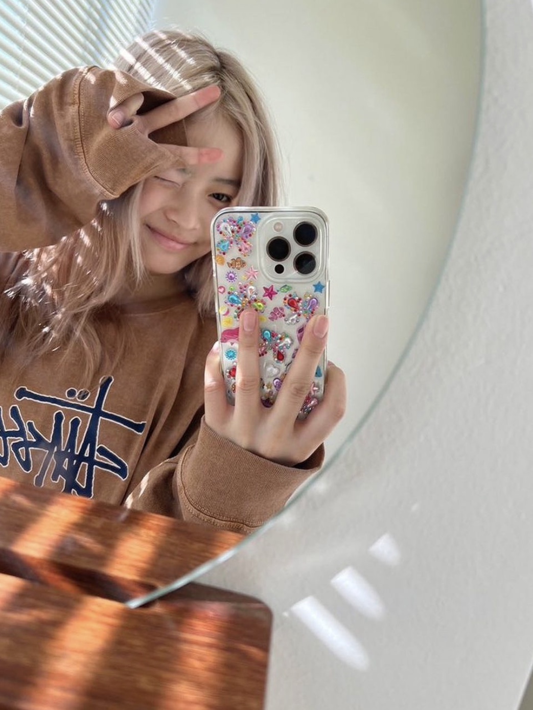 Stussy Outlined Pigment Dyed LS T-Shirt Almond 착용 스타일 - 1