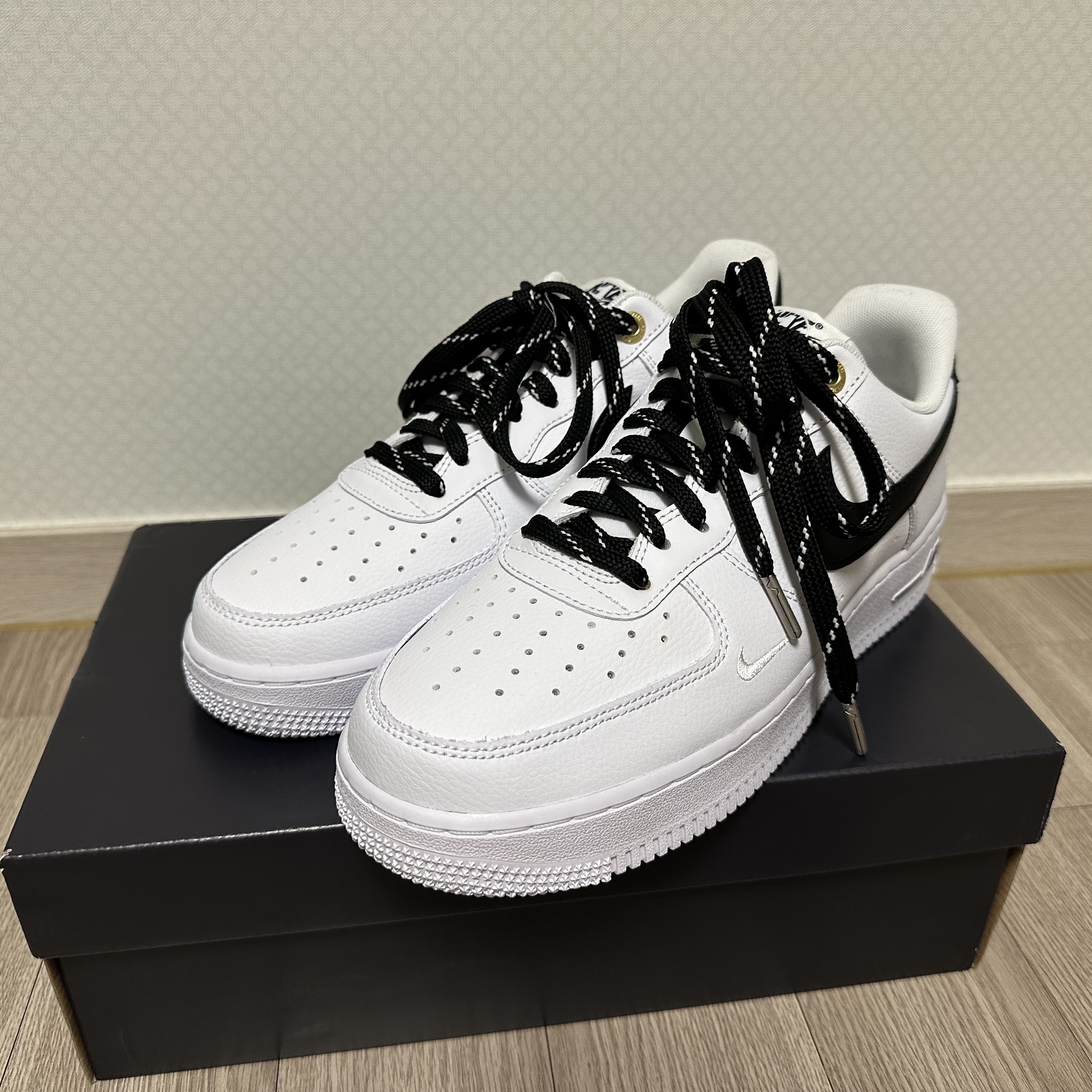 Nike Air Force 1 '07 LV8 40th Anniversary Join Forces White Black 착용 스타일 - 2