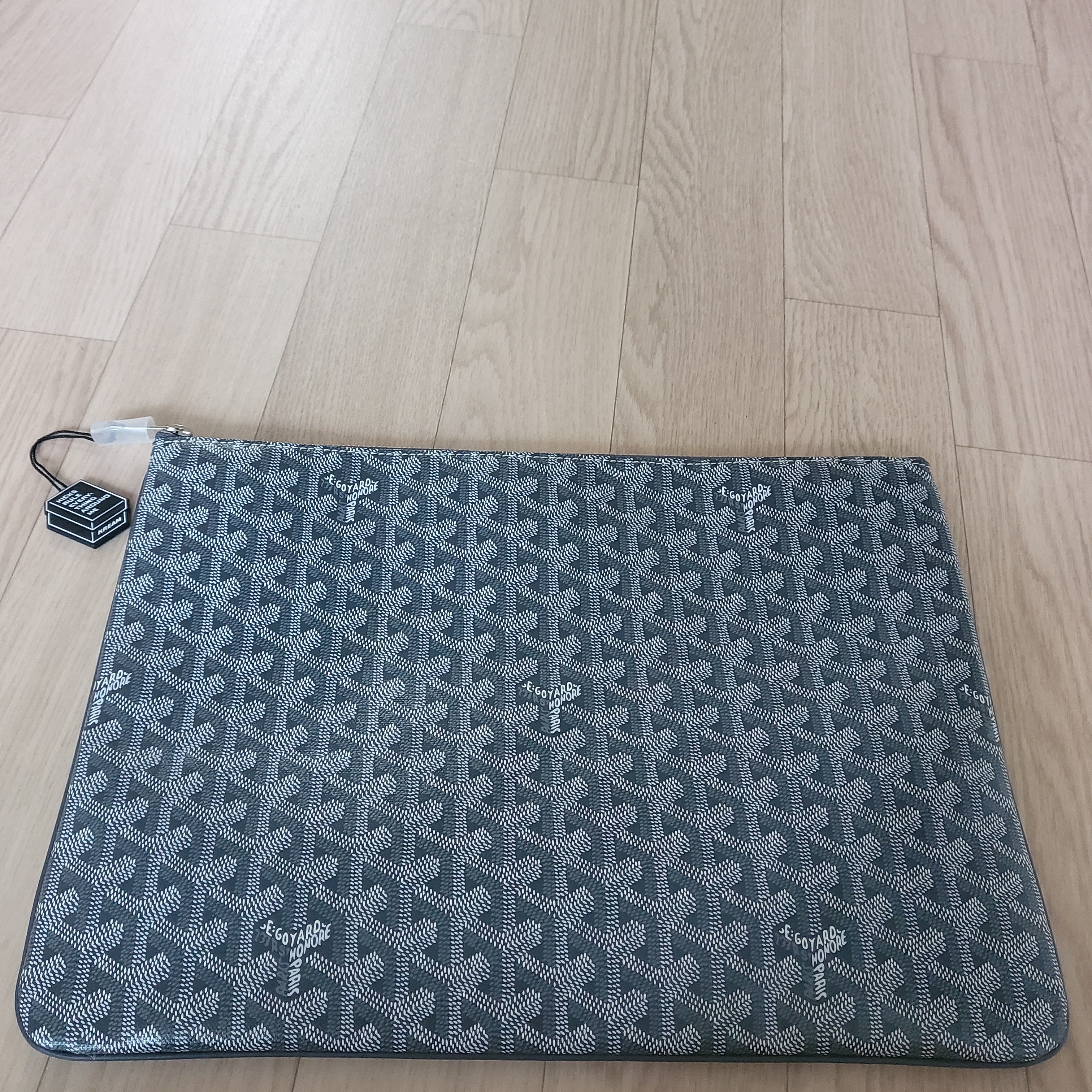 Goyard Senat Pochette MGM Grey 착용 스타일