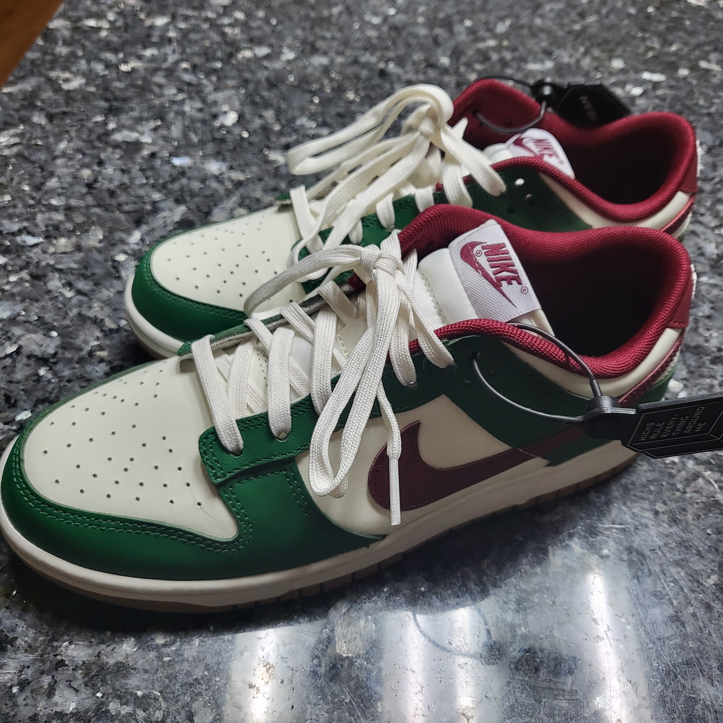 Nike Dunk Low George Green and Team Red 착용 스타일 - 1