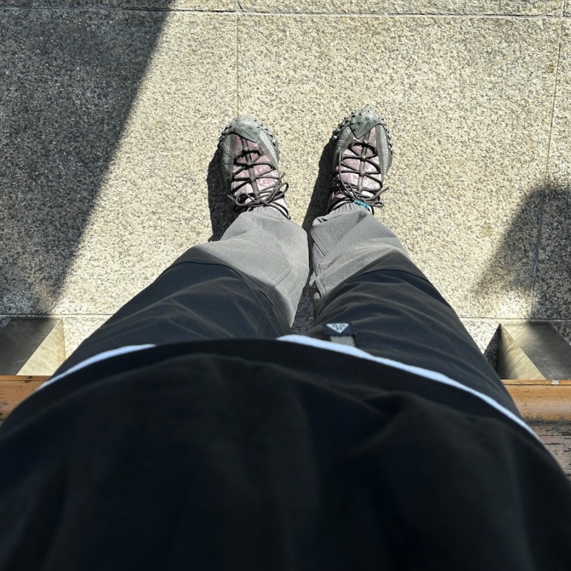 Nike ACG Mountain Fly Low Black, Nike ACG Trail Pants Dark Smoke Grey - Asia 착용 스타일