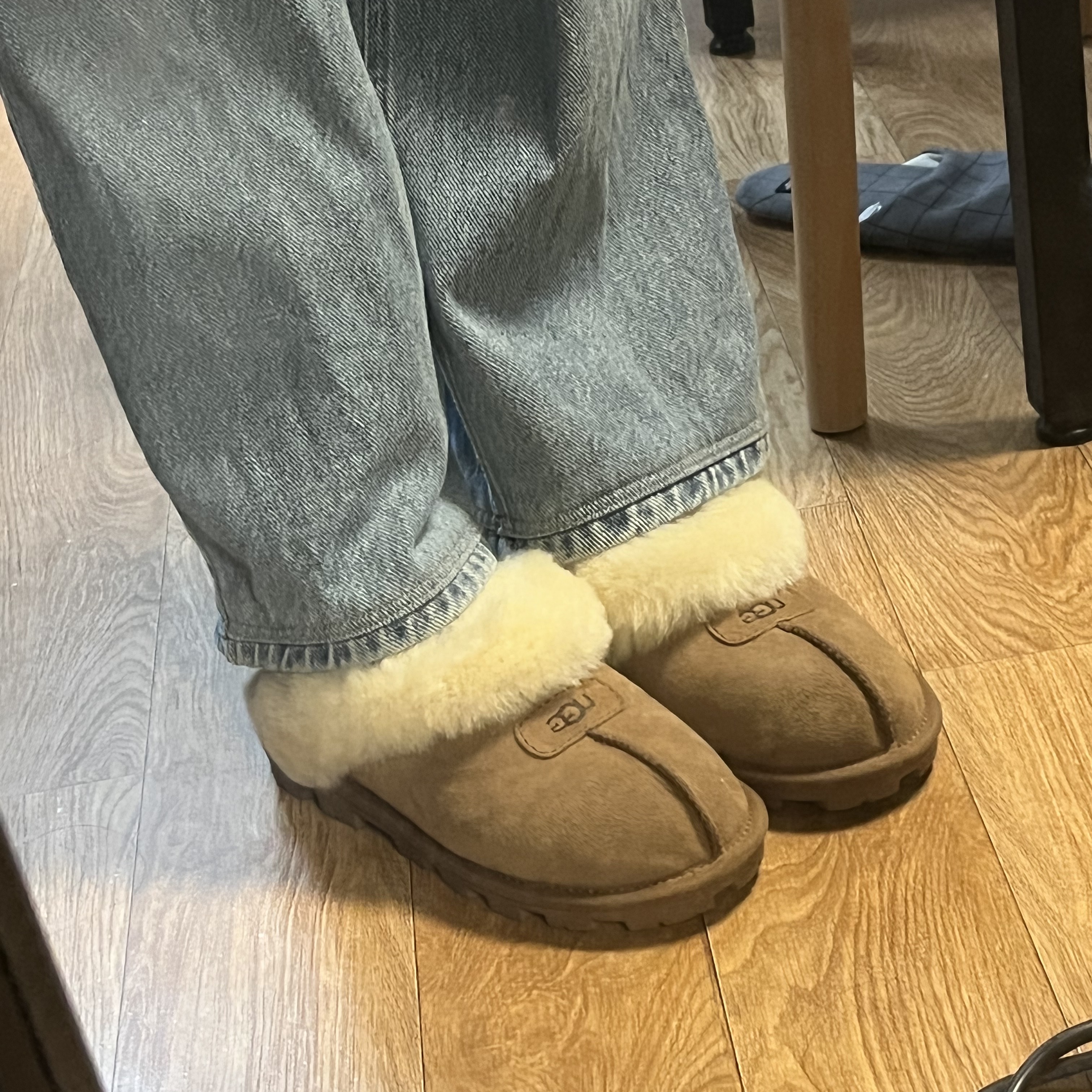 (W) UGG Coquette Slipper Chestnut 착용 스타일 - 1