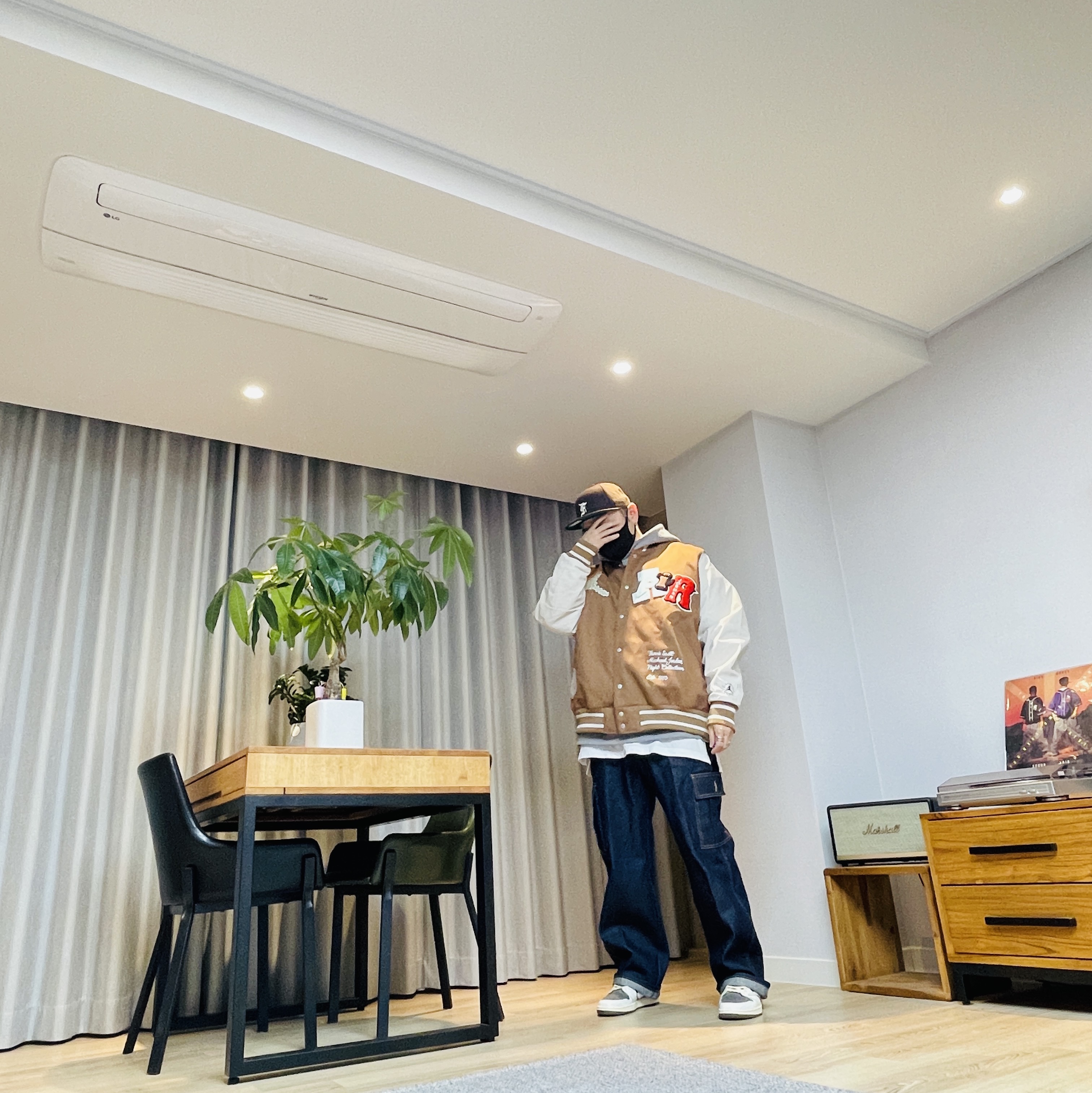 Jordan x Travis Scott Varsity Jacket Antique Brown - US/EU, Jordan 1 x Travis Scott Retro Low OG SP Sail and Ridgerock 착용 스타일 - 3