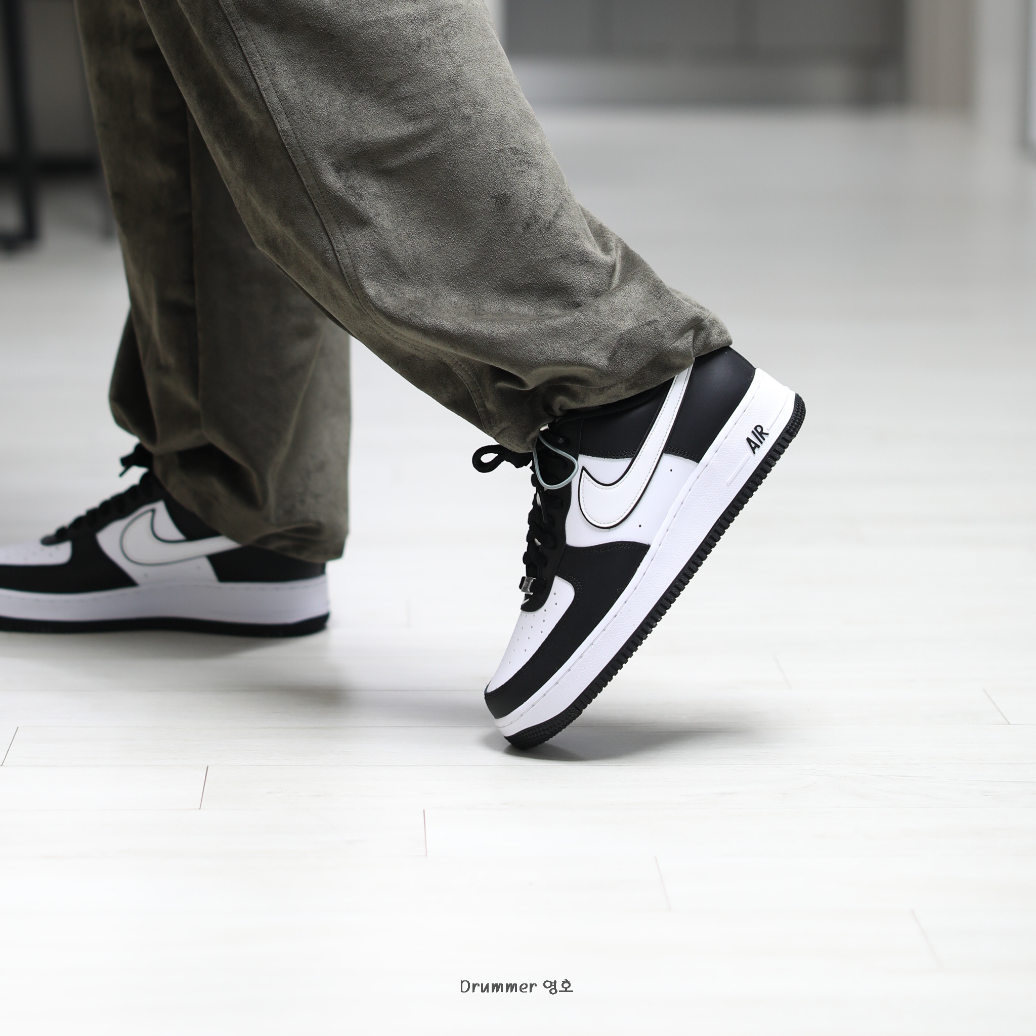 Nike Air Force 1 '07 Black White 착용 스타일