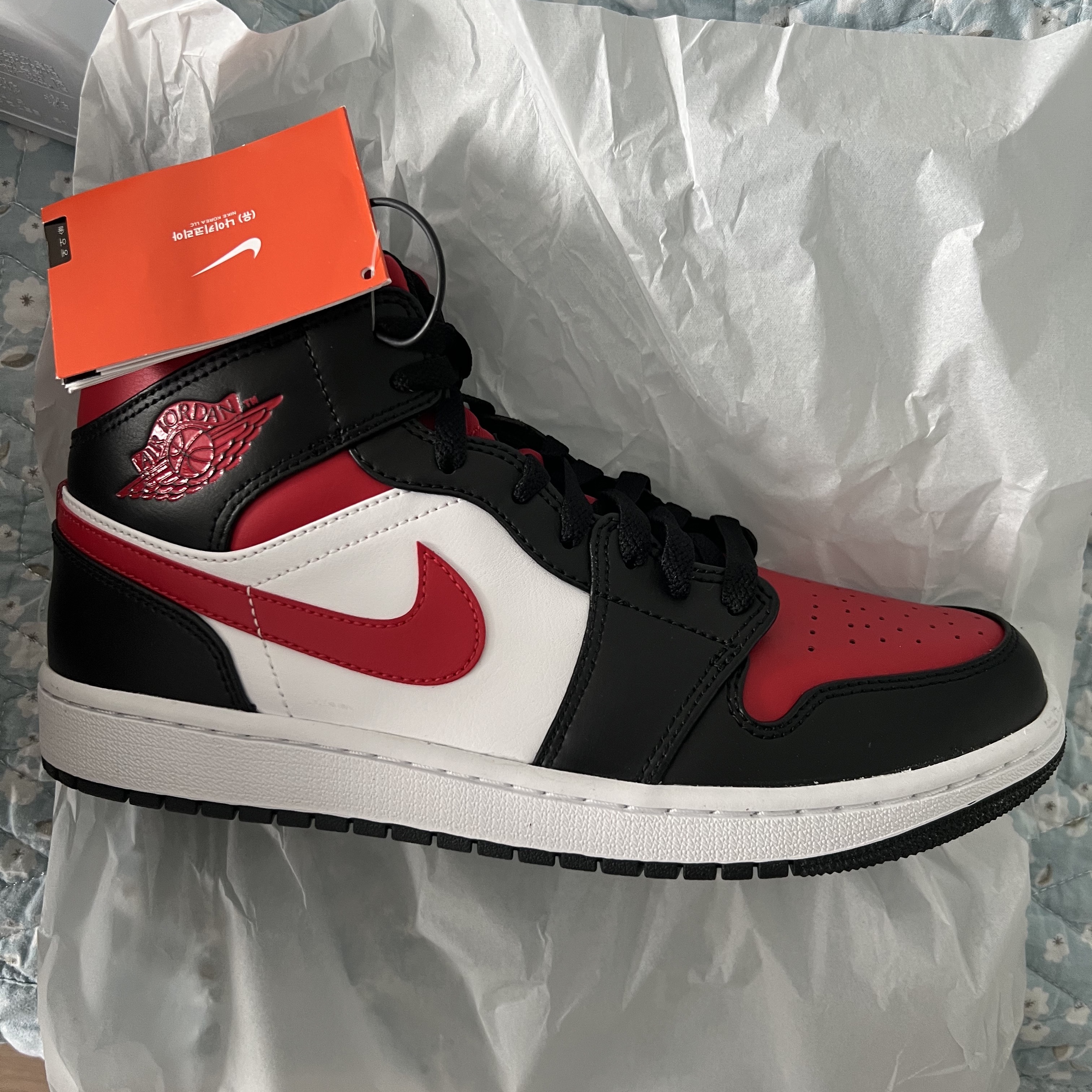 Jordan 1 Mid Black Fire Red 착용 스타일
