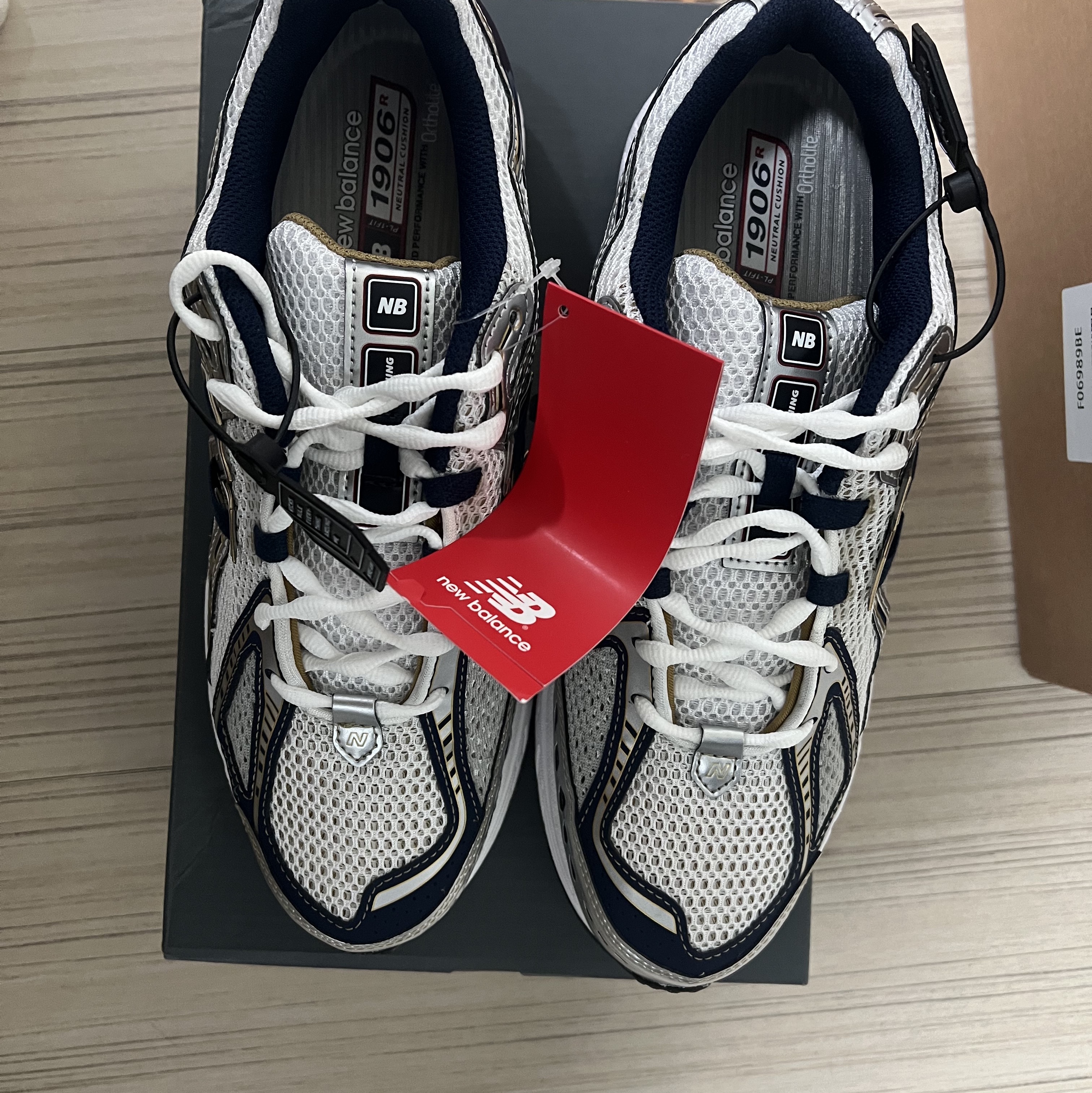 New Balance 1906R White Navy Gold 착용 스타일