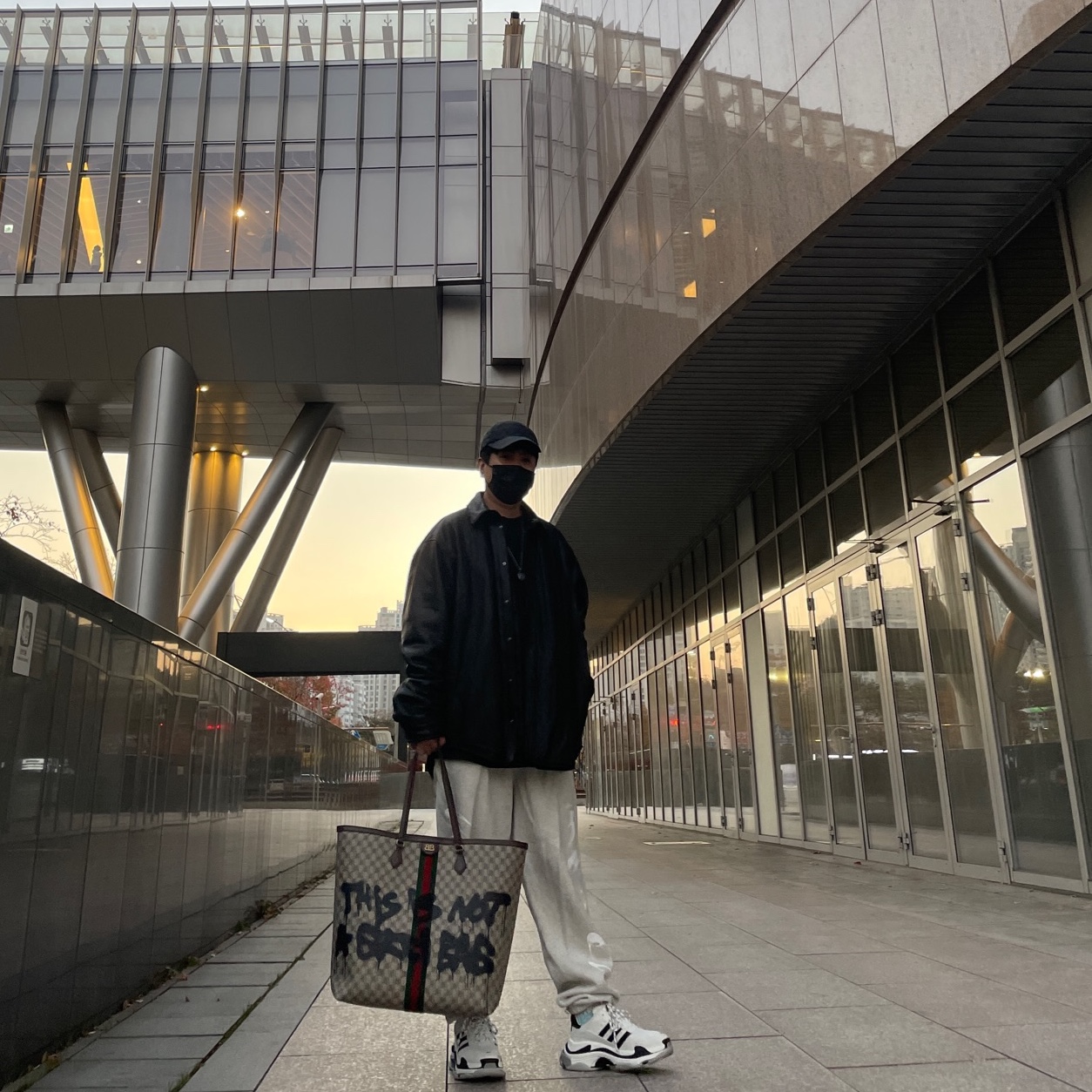Balenciaga x Gucci The Hacker Project Hacker Cap Anthracite, Balenciaga x Adidas Triple S Sneakers White Black 착용 스타일 - 2