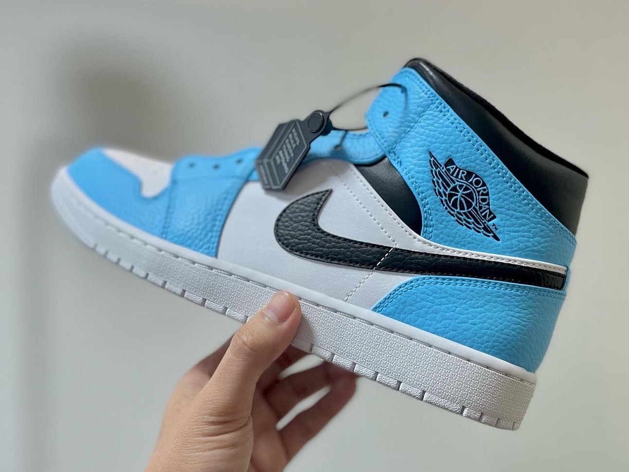 Jordan 1 Mid Triple White 2022, Jordan 1 Mid Triple White 착용 스타일 - 1