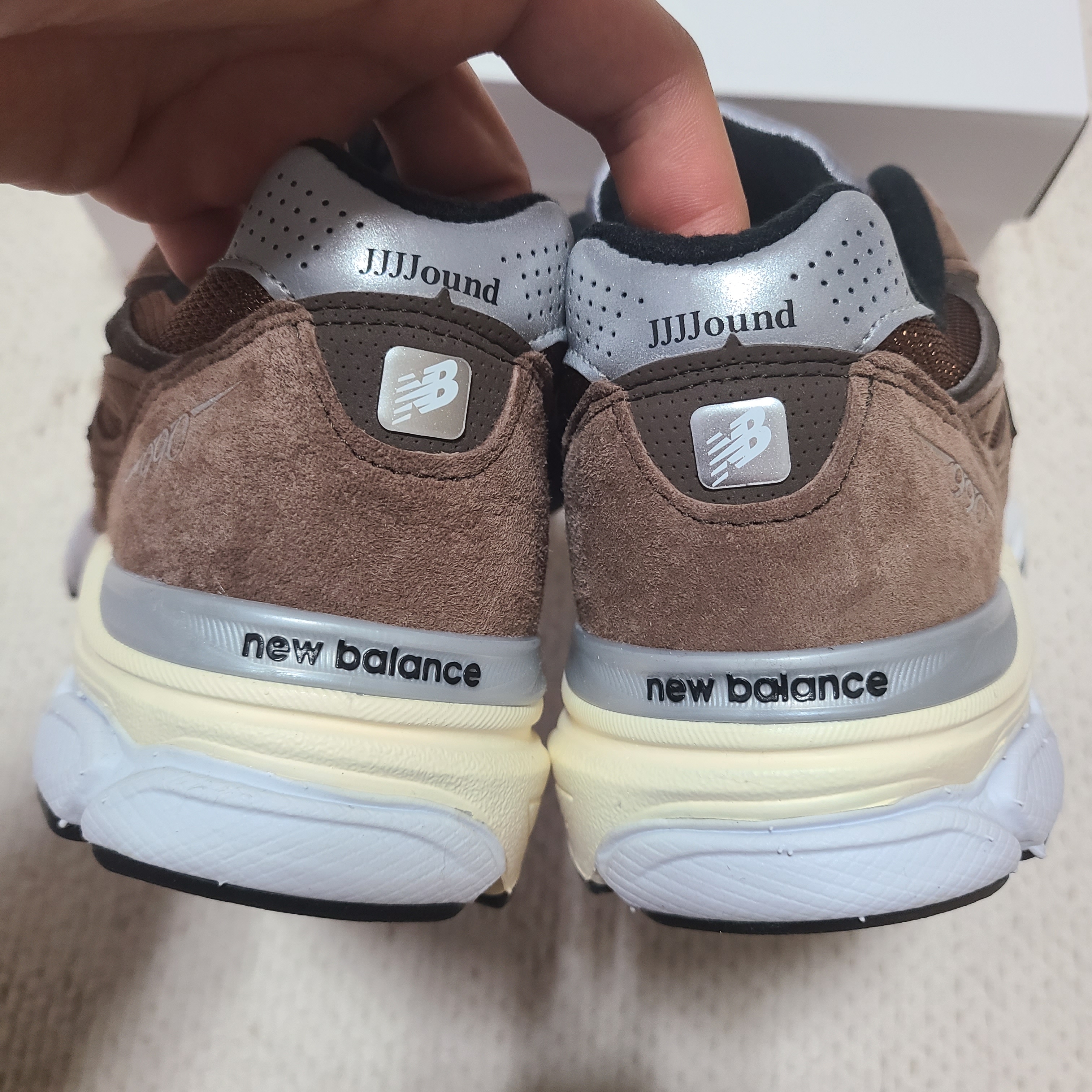 New Balance x JJJJound 990v3 Made in USA Montreal Brown 착용 스타일 - 4