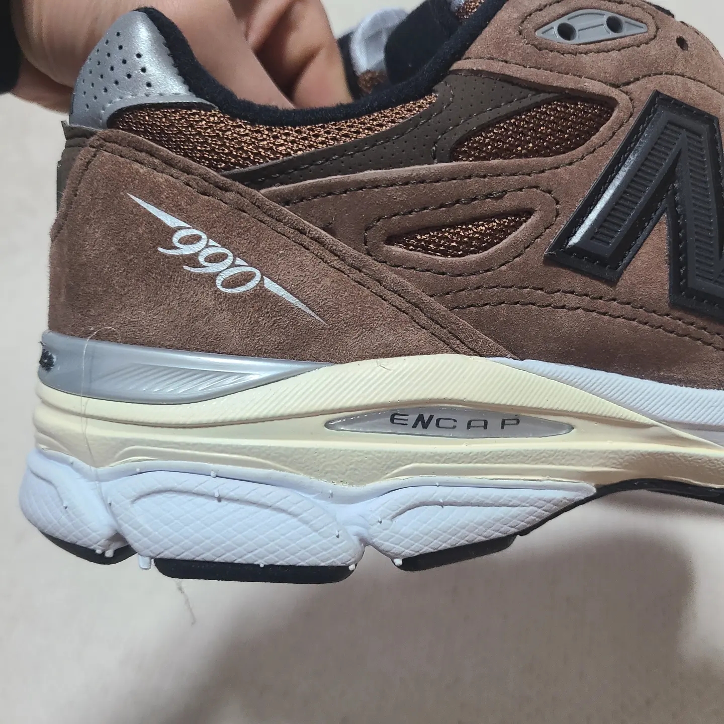 New Balance x JJJJound 990v3 Made in USA Montreal Brown 착용 스타일 - 3