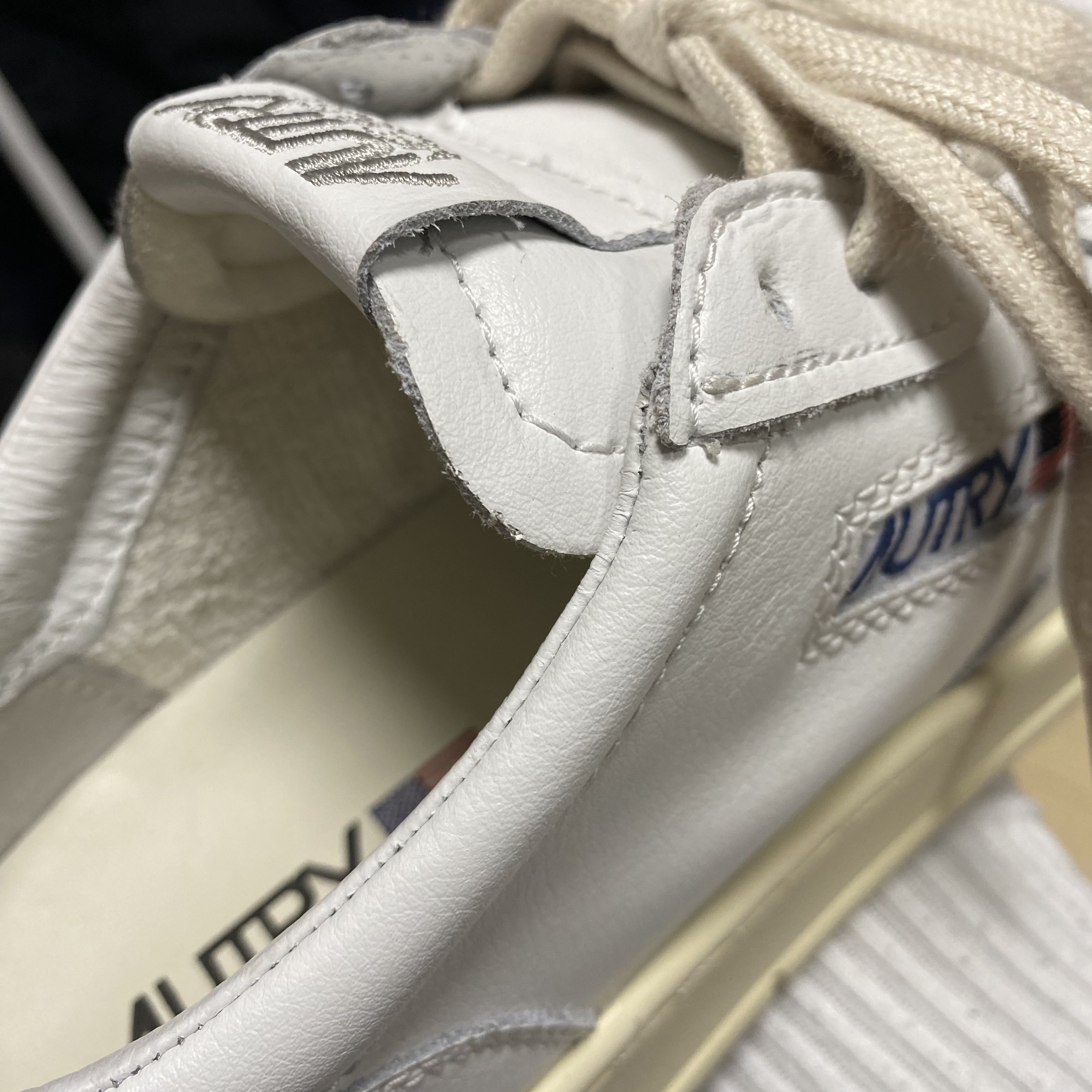 Autry Medalist Low Leather Sneakers White 착용 스타일 - 4