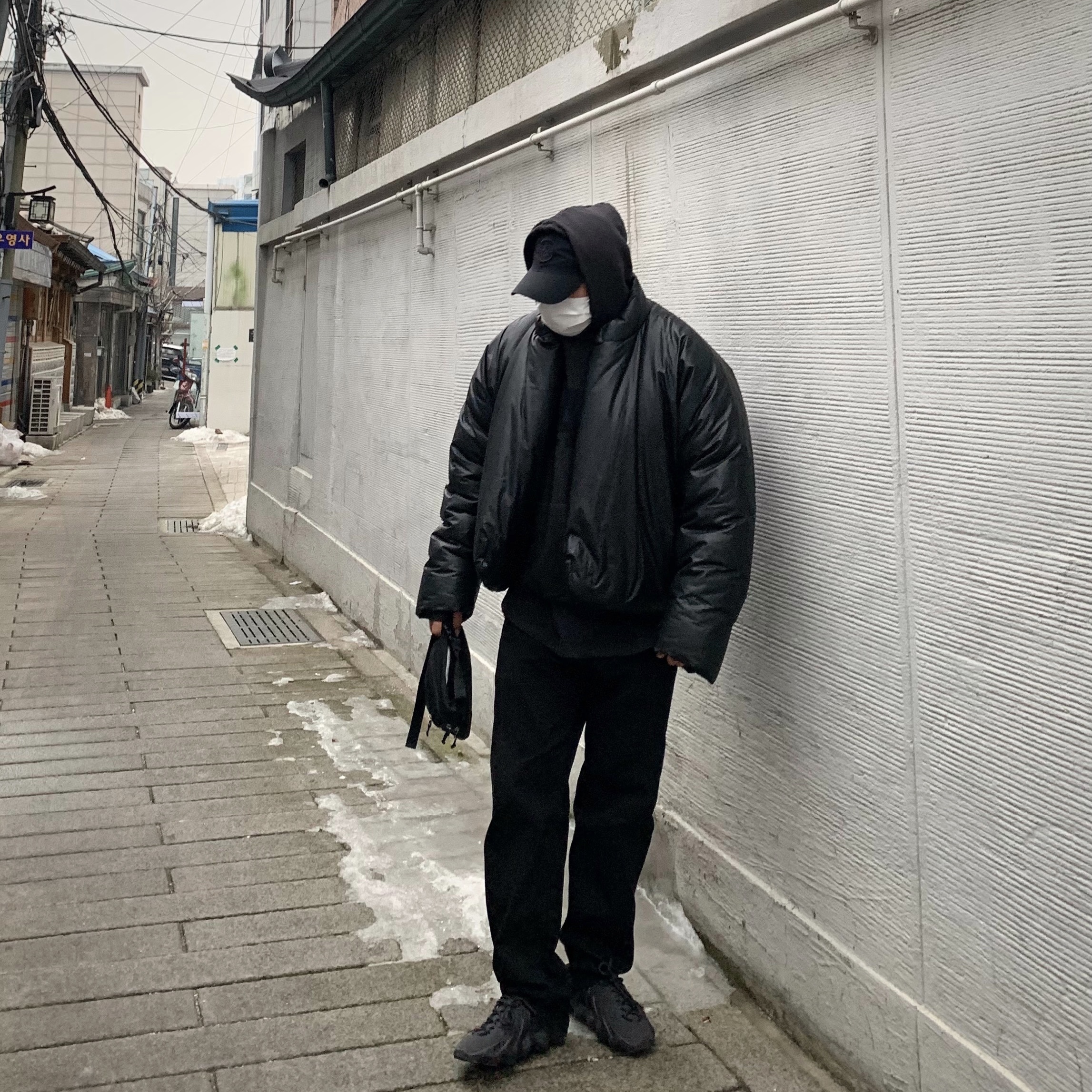 Yeezy Gap Round Jacket Black, Yeezy Gap Engineered By Balenciaga Dove Hoodie Washed Black 착용 스타일 - 1