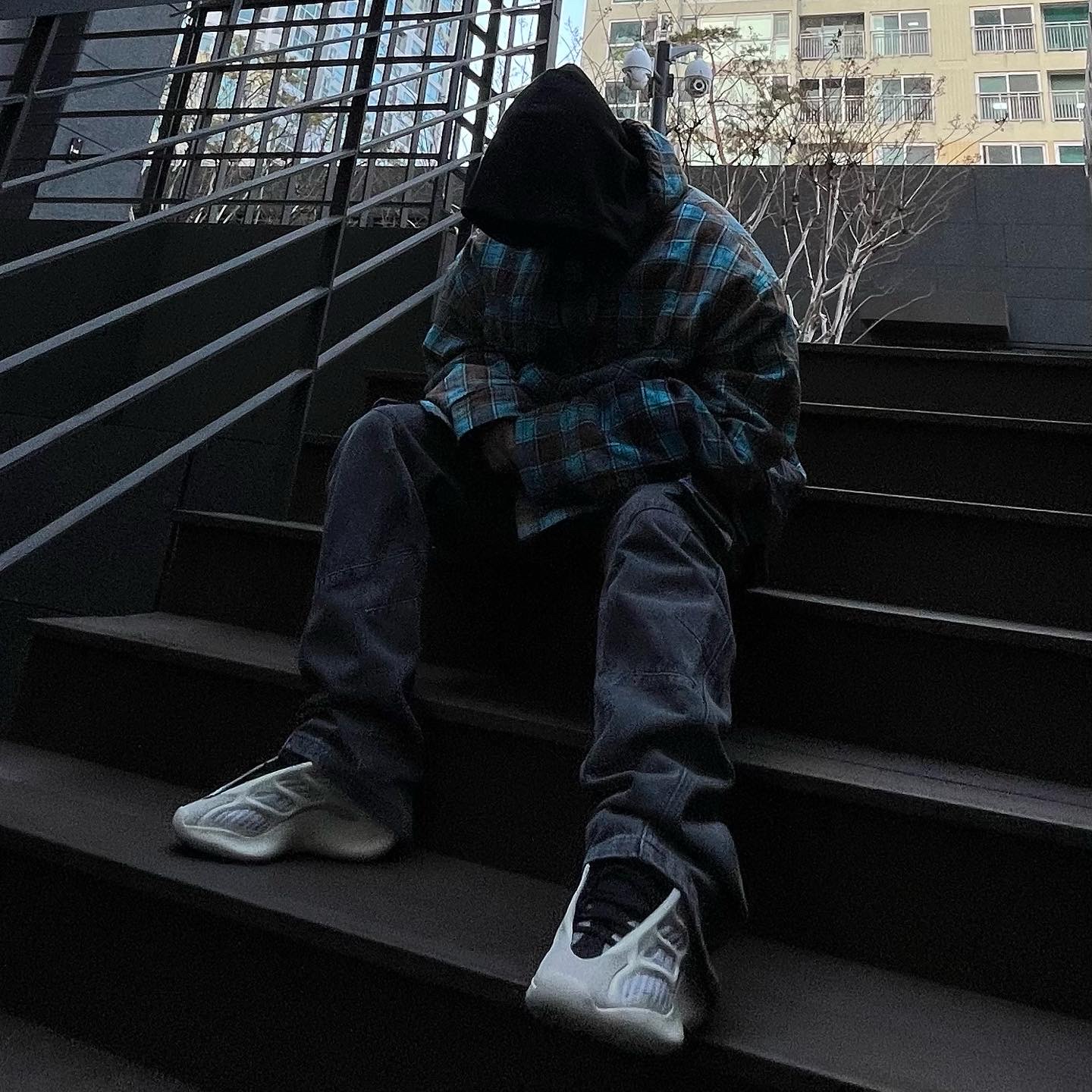 Adidas Yeezy 700 V3 Azael 2022/2023, Yeezy Gap Engineered By Balenciaga Dove Hoodie Black 착용 스타일