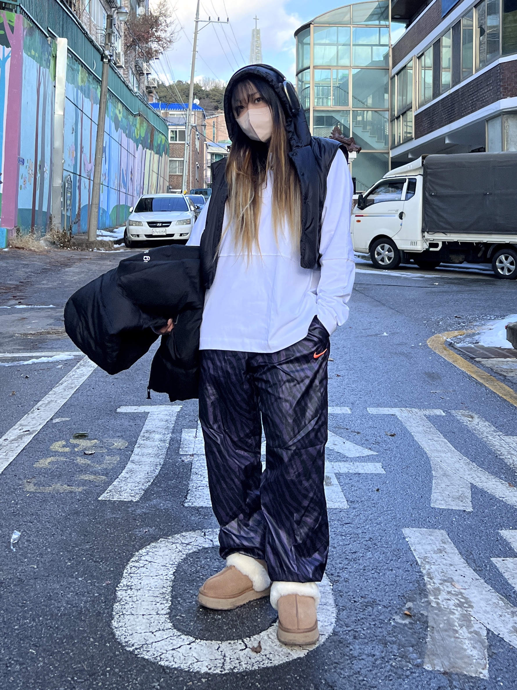 (W) UGG Disquette Slipper Chestnut, Apple AirPods Max Lightning Space Gray (Korean Ver.) 착용 스타일 - 1